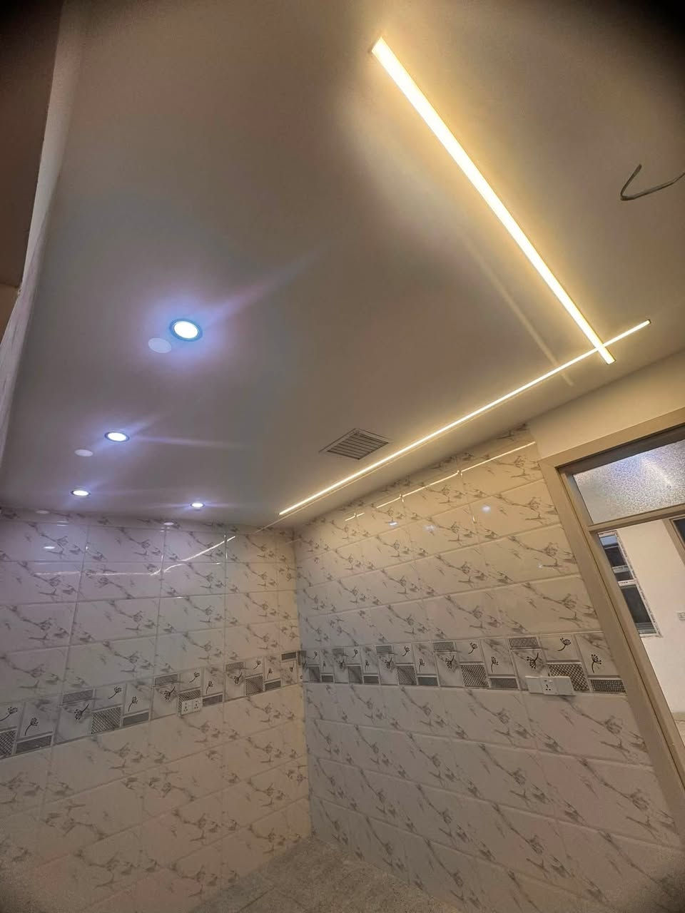 سلام عليكم بيت 115 متر رقم بيت جديد العنوان حي العسكري ع شارع 20 وحديقه بصف البيت قرب مدرسه زهره الصباح بيت نضام دكتات وسقوف مغربيه واجه فلين السعر 57 وبي مجال قليل  للستفسار اكثر اتصال ***********
