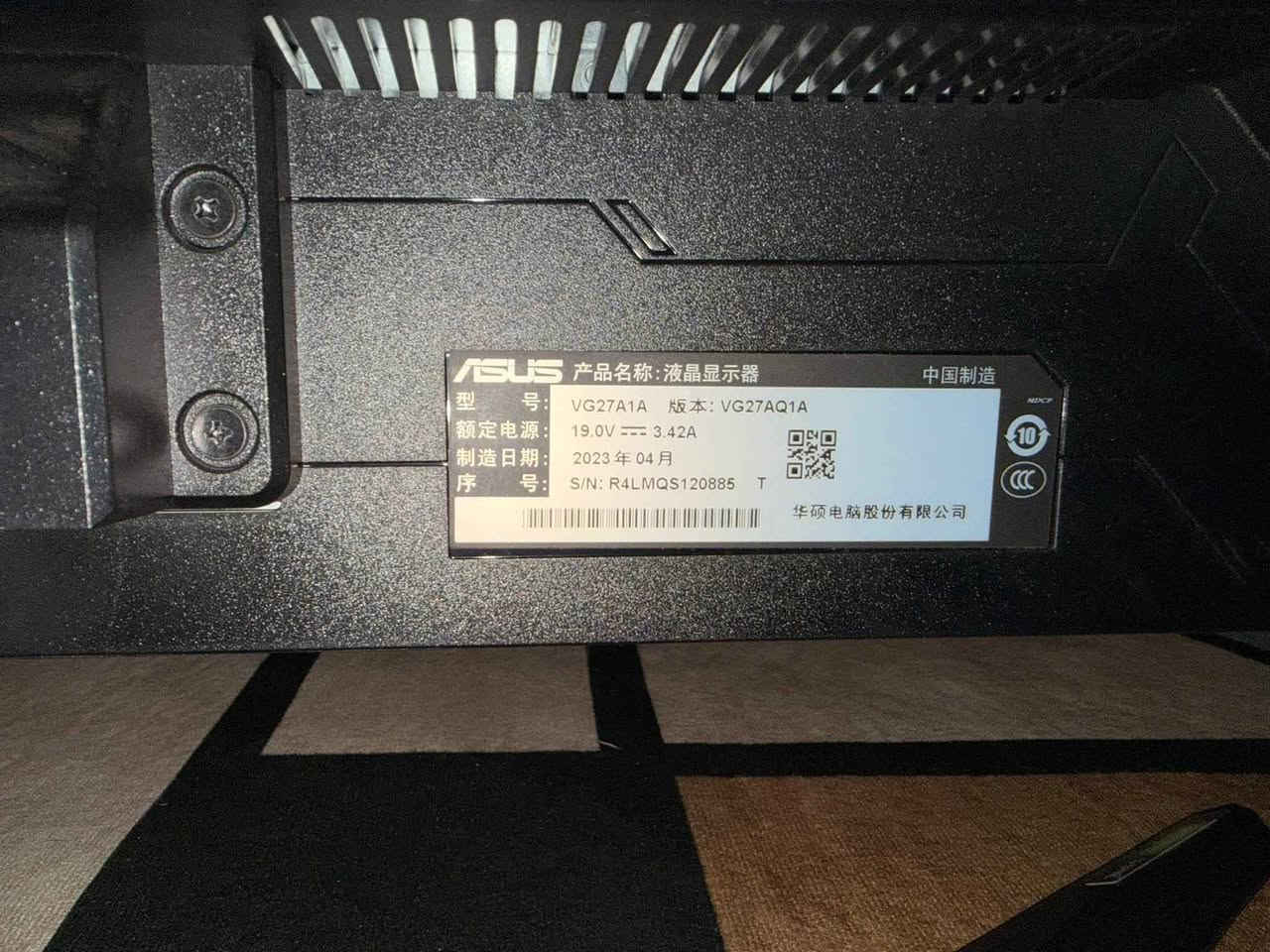 ا ASUS TUF Gaming VG27AQ1A 
– المواصفات التقنية

الشاشة
 • الحجم: 27 بوصة، IPS بدقة WQHD 2560×1440.  ￼
 • نسبة العرض: 16:9، مساحة عرض ~596.7×335.6 مم.  ￼
 • معدل التحديث: حتى 170 Hz (قابل للتفعيل عبر DisplayPort).  ￼
 • زمن الاستجابة: 1 ms MPRT.  ￼
 • السطوع: 250 cd/m² (Typ).  ￼
 • تباين: 1000:1 (Typ).  ￼
 • ألوان: 1.07 B (10-bit)، 130% sRGB، 96% DCI-P3 تقريباً.  ￼
 • دعم HDR: HDR10.  ￼
 • زوايا رؤية: 178°/178°.  ￼

تقنيات الألعاب والتحسين
 • G-SYNC Compatible وAdaptive-Sync.  ￼
 • Extreme Low Motion Blur (ELMB).  ￼
 • Shadow Boost, GamePlus, GameVisual.  ￼
 • Low Blue Light, Flicker-free.  ￼

الصوت والاتصالات
 • مكبرات صوت مدمجة 2×2 W.  ￼
 • منافذ: DisplayPort 1.2 ×1، HDMI 2.0 ×2، منفذ سماعة أذن 3.5 mm.  ￼

التصميم والميكانيكا
 • ميل (Tilt): +20° ~ -5°.  ￼
 • دوران (Swivel): +20° ~ -20°.  ￼
 • بدون تعديل ارتفاع.  ￼
 • دعم تركيب VESA 100×100 مم.  ￼
 • قفل كينسينجتون.  ￼

الطاقة والتشغيل
 • استهلاك طاقة < 35 W.  ￼
 • وضع توفير الطاقة < 0.5 W.  ￼

الأبعاد والوزن (تقريبي)
 • مع الحامل: 615×455×214 مم، وزن ~5.4 kg.  ￼
 • بدون الحامل: 615×367×51 مم، وزن ~4.3 kg.  

توصيل متوفر 

للتواصل على الخاص ￼ *********** حلة, بابل
