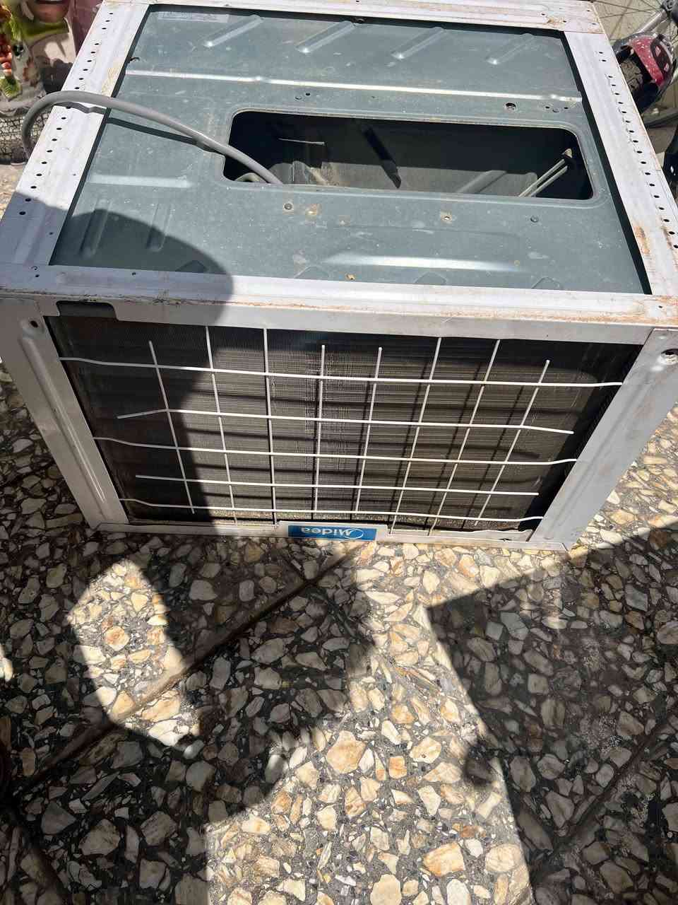 مكيف ميديا نظيف جدا وشغال نظافه 80 ٪ سعره 200 وبي مجال موقعي الغزاليه وهذا رقم الهاتف ***********
