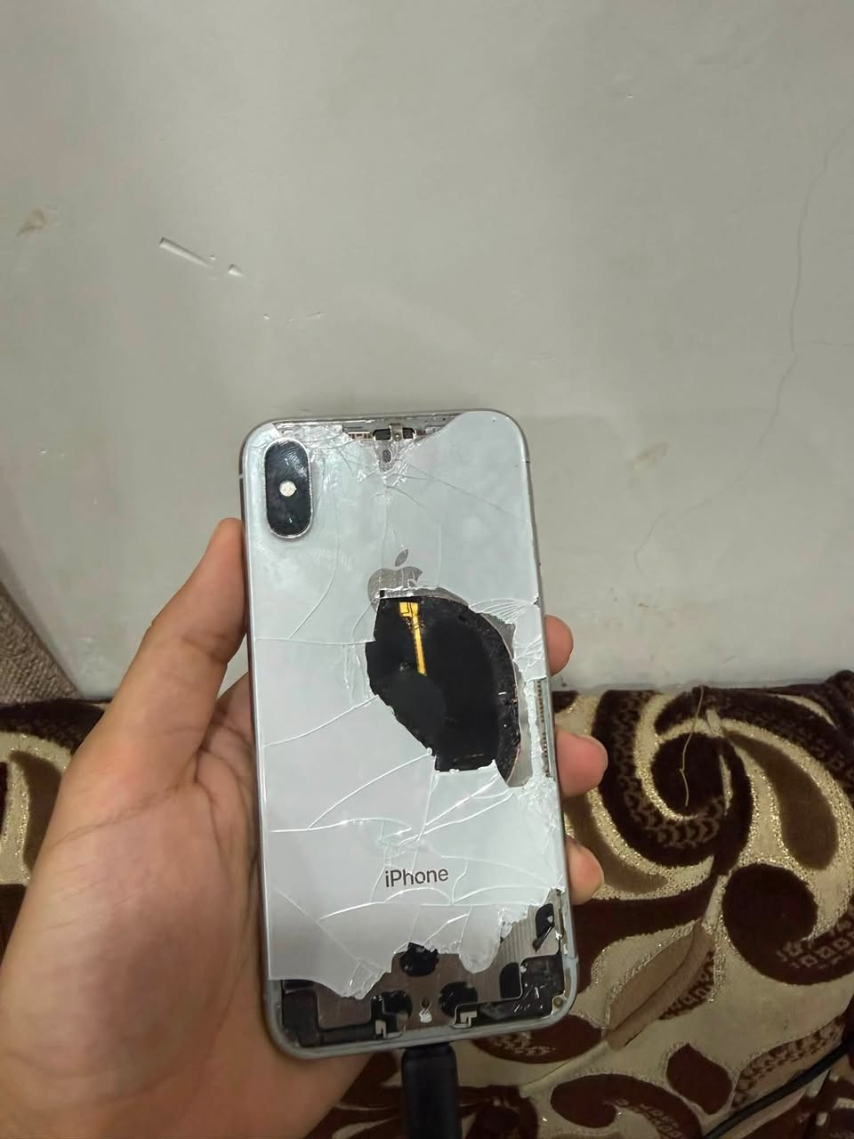 ايفونXجهاز سابقا كله شغال فلشت الضهر وجدح وهيج ضل من اخلي عل شحن ميشتغل سعره 50. الف قفل🔒
