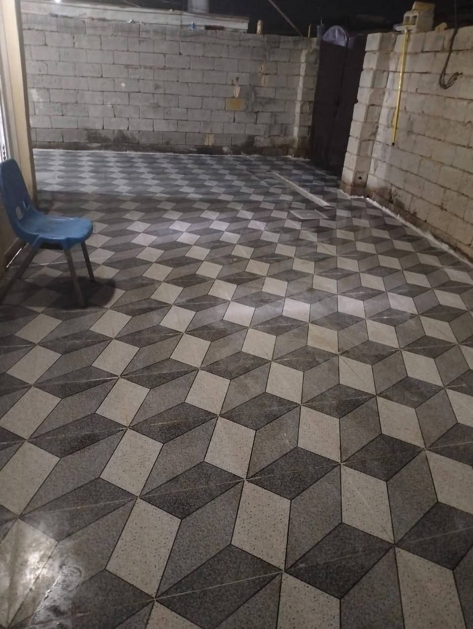 بيت للبيع 200 متر 
غرف عدد 2 (5× 3 ونص)
صاله (10 ونص × 3 ونص) 
استقبال (6×3ونص)
مطبخ (5×3ونص)
صحيات داخليه وخارجيه 
العنوان ال حمد نزلة شيخ سامي 
*********** للأستفسار
