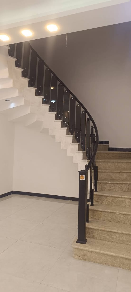 🏡 بيت للبيع - فرصة مميزة في أبو الخصيب 🏡
📍 الموقع: البصرة - أبو الخصيب - السبيليات الغربية

📐 المساحة: 250 متر مربع

📄 النوع: طابو زراعي سند 25

✨ مواصفات البيت: • استقبال كبير ومرتب

• صالة واسعة

• 3 غرف نوم

• درج دائري أنيق

• سقف جبسن بورد درجة أولى

• كراج سيارة 🚗

• يقع على شارع مبلط عرض 10 أمتار

• جاهز للسكن مباشرة

#السعر 140مليون بي مجال 

🔑 التسليم فوري عند إبرام العقد

📞 للاستفسار والاتصال: ***********
