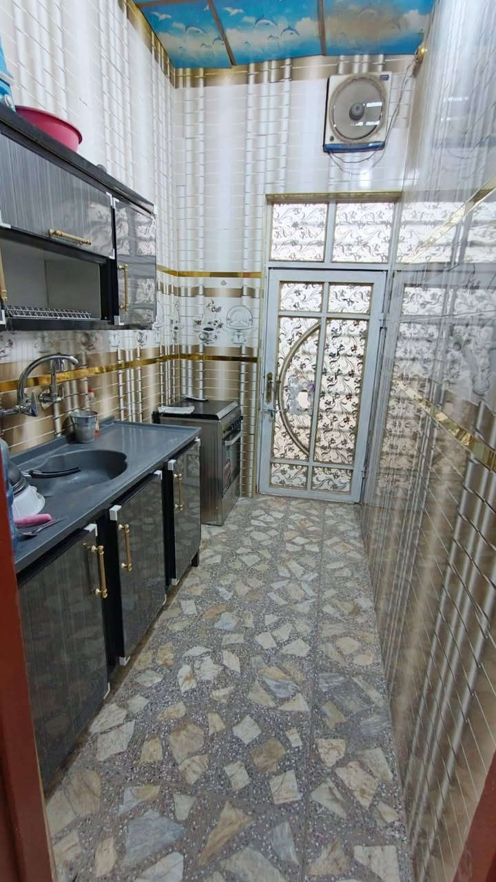 السلام عليكم عرض بلاش دار للبيع مساحة 70 متر مال جناي شغل فول درجة أولا اساس صب سقف صب مركزي جسور مو حصيرة يحتوي على استقبال + صالة+ غرفة +مطبخ+ حمامات 2+ مكشوفه + بيتونة كهرباء دفن ماء دفن جاهز من كولشي جيب غراضك وسكن كل الخدمات متوفرة مرقم بلدية جاهز للتطويب عنوان كوفة شارع الزوار قرب جنات الكوفة خلف مجمع جوهرة العرب مراوس سيارة / تانكي كيزر ماطور معة الدار السعر 21 بي مجال للشراي اتصال واتساب ***********
