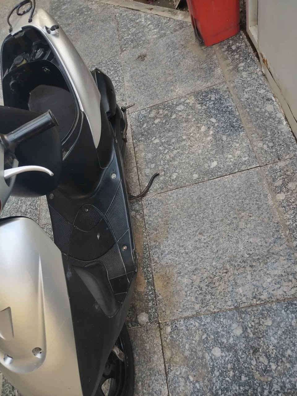 سلام عليكم لبيع دراجه SUZUKI أوراق بأسمي سلف لايت شغال سعره 275 مكاني ميسان للأتصال:*********** عمارة, ميسان
