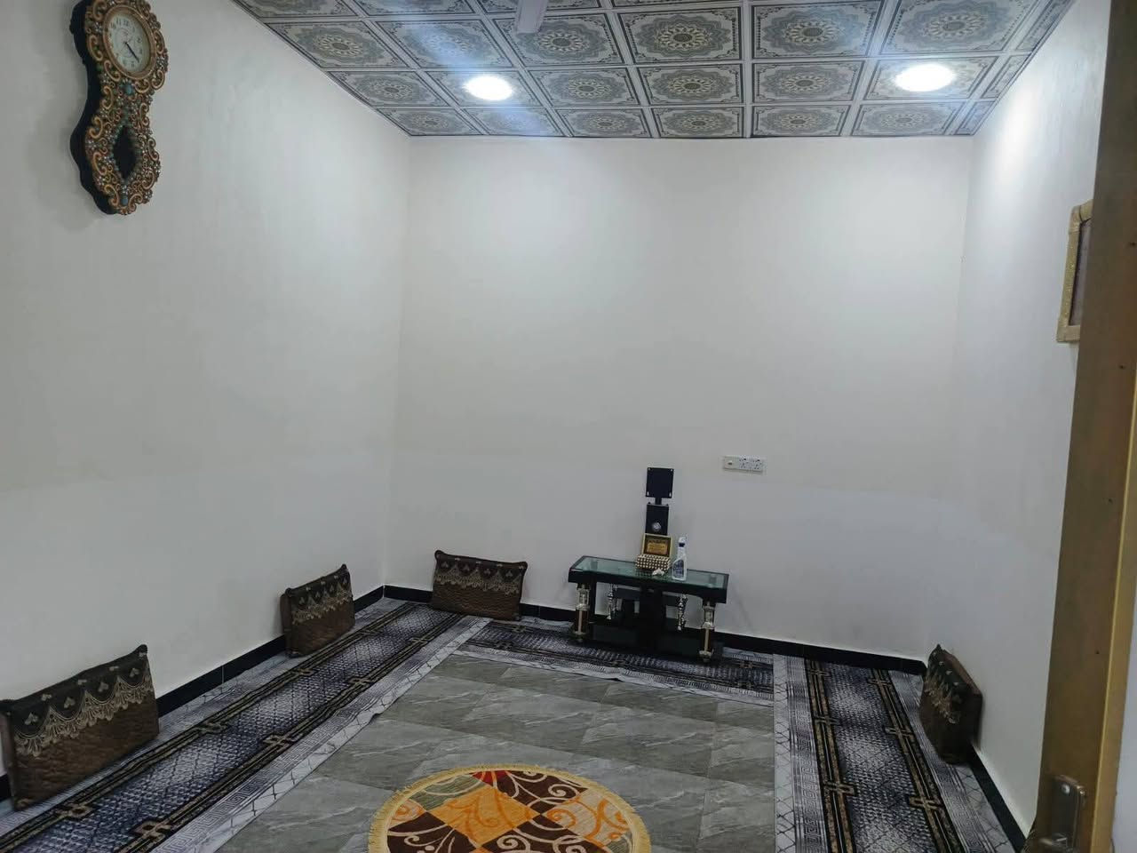 ☎️ *********** ☎️
السلام عليكم واسعد الله اوقاتكم
قيد الانشاء بعد سبوع و يكمل
يتوفر بيت للبيع  
#طابو ملك صرف زراعي عراقي وكاله ونسخه من الطابو  ولملاك موجود حي يرزق

مساحة البناء 200م
 
يحتوي البيت على 
2 غرف  5×4
ديوان 8×4
مطبخ 5×4
هول 3×5
صاله 8×5
صحيات داخلي وخارجي
كراج سياره
وحديقه مرتبه 
#البناءجديد 2026 درجه اولى وجاهز من كلشي  منطقه هدوئ ومتوفر بيها جميع  
 الخدمات ماء كهرباء مدارس قريبه مستوصف سوك كافة الخدمات متوفره
البيت فارق وجاهز للسكن 
البيت يقع على شارع 10م  اناره الشارع كله

#العنوان : بصره ابي الخصيب 
حمدان قرب جامع القدس 
( السعر 115 وبي مجال )

هاتف ☎️ *********** ☎️

