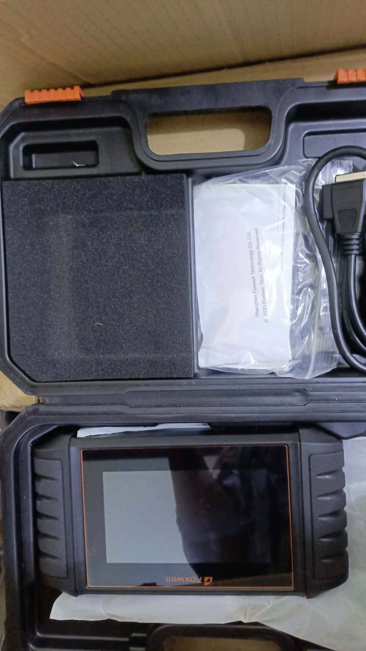 *جهاز فحص اعطال السيارات Foxwell NT706*

هذا واحد من أشهر أجهزة الفحص المتوسطة من Foxwell. يعتبر ترقية لجهاز NT604 Elite ويشتغل بنظام أندرويد.

### *أهم المواصفات*
- *النظام*: Android 9.0 مع شاشة لمس 5.5 إنش HD
- *المعالج*: 4-Core سريع + بطارية 4000mAh ليثيوم مدمجة
- *الاتصال*: WiFi للتحديث + منفذ OBD2
- *التحديثات*: تحديث مجاني مدى الحياة عبر WiFi بدون اشتراك
- *الذاكرة*: 32GB تخزين + 1GB رام
- *الوزن*: 1.36 كجم ويجي معاه علبة حماية aa87da0aba5b008062b3e3b62f90

### *الوظائف الأساسية*
1. *تشخيص 4 أنظمة رئيسية*: المحرك Engine, الجير Transmission, نظام ABS الفرامل, نظام SRS الايرباج
2. *Full OBD2/EOBD*: يدعم 10 أوضاع فحص OBD2 كاملة. قراءة ومسح الأكواد, البيانات الحية Live Data, Freeze Frame, اختبار حساس الأوكسجين, جاهزية الفحص I/M
3. *التعرف التلقائي على VIN*: يكشف رقم الشاصي والموديل والسنة تلقائياً خلال ثواني
4. *تغطية واسعة*: يشتغل على 100+ ماركة سيارات و 10,000+ موديل من أمريكي, ياباني أوروبي, وآسيوي وصيني موديلات 1996 وفوق
5. *تقارير PDF*: بعد الفحص يطلع لك تقرير وتقدر ترسله بالايميل أو البلوتوث أو تطبعه
6. *بيانات حية*: يعرض 132+ باراميتر ويرسمها كـ جراف 62b3aa87e3b6da0a

### *شنو ما يدعمه NT706؟*
الـ NT706 هو النسخة الأساسية. ما فيه وظائف الصيانة الخاصة. الف داتا
إذا تريد وظائف زيادة مثل: EPB فرامل اليد الكهربائية, Reset الزيت, نزيف ABS, معايرة الدركسون SAS, برمجة الحساسات TPMS... فهذي موجودة في NT716 الأحدث 62b3

### *مميزات سريعة للمستخدم*
- *سهل وسريع*: يشتغل بثواني بواجهة أندرويد وما يحتاج لابتوب للتحديث
- *يوفر فلوس*: تقدر تشخص بنفسك وتطفي لمبة Check Engine والـ ABS وتوفر زيارات الورشة
يدعم اللغة العربية
