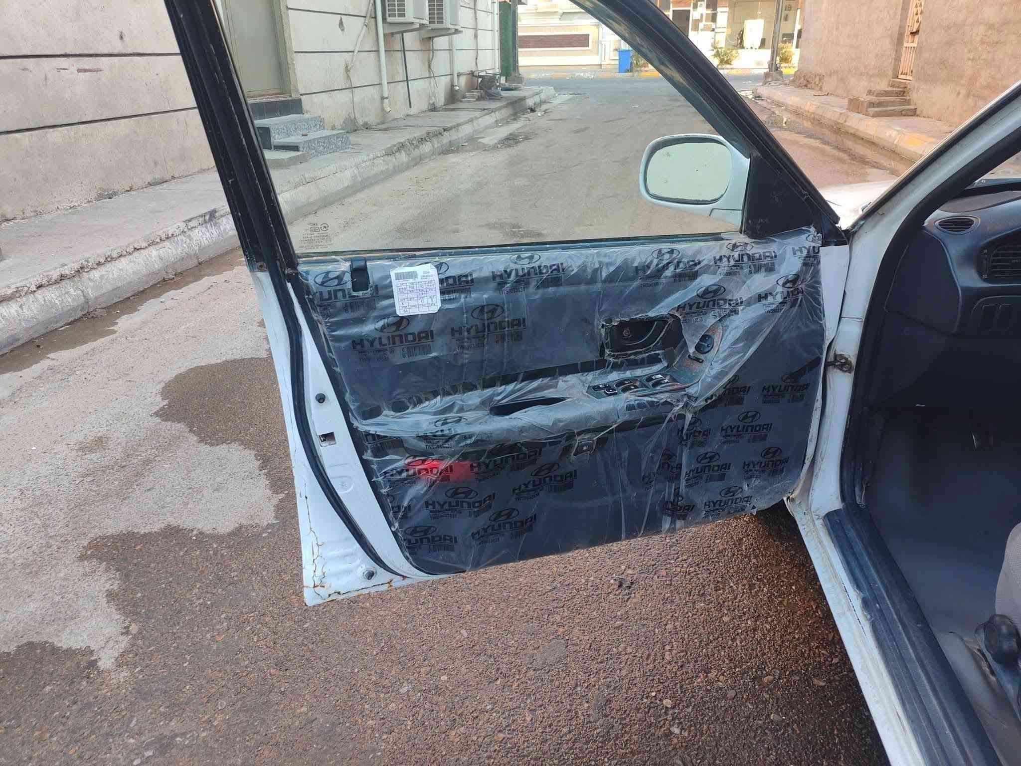 السلام عليكم 
سوناتا تو موديل ١٩٩٤ 
كير عادي محرك ٢٠٠٠ 
مصبوغة عام 
الكمبريسر شغال بس دكمة a/c عاطلة 
صدر جيد 
زوج تاير أمامي جديد 
نوزلات جدد 
دينمو جديد
باتري جديد 
السيارة بأسم ابن عمي (تحويل مباشر) السنوية تنتهي ٢٠٣١ 
و الهزة تنتهي ب٢٠٢٧ 
***********
السعر ٣٩ وبيها مجال
مكان السيارة الفلوجة
