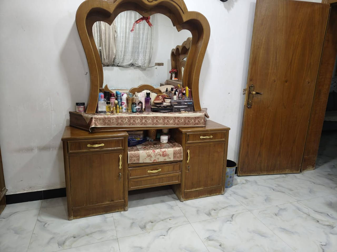 السلام عليكم غرفه اخشاب للبيع كامله نجاره عراقيه 
السعر مليون ونص تواصل على رقم ***********
