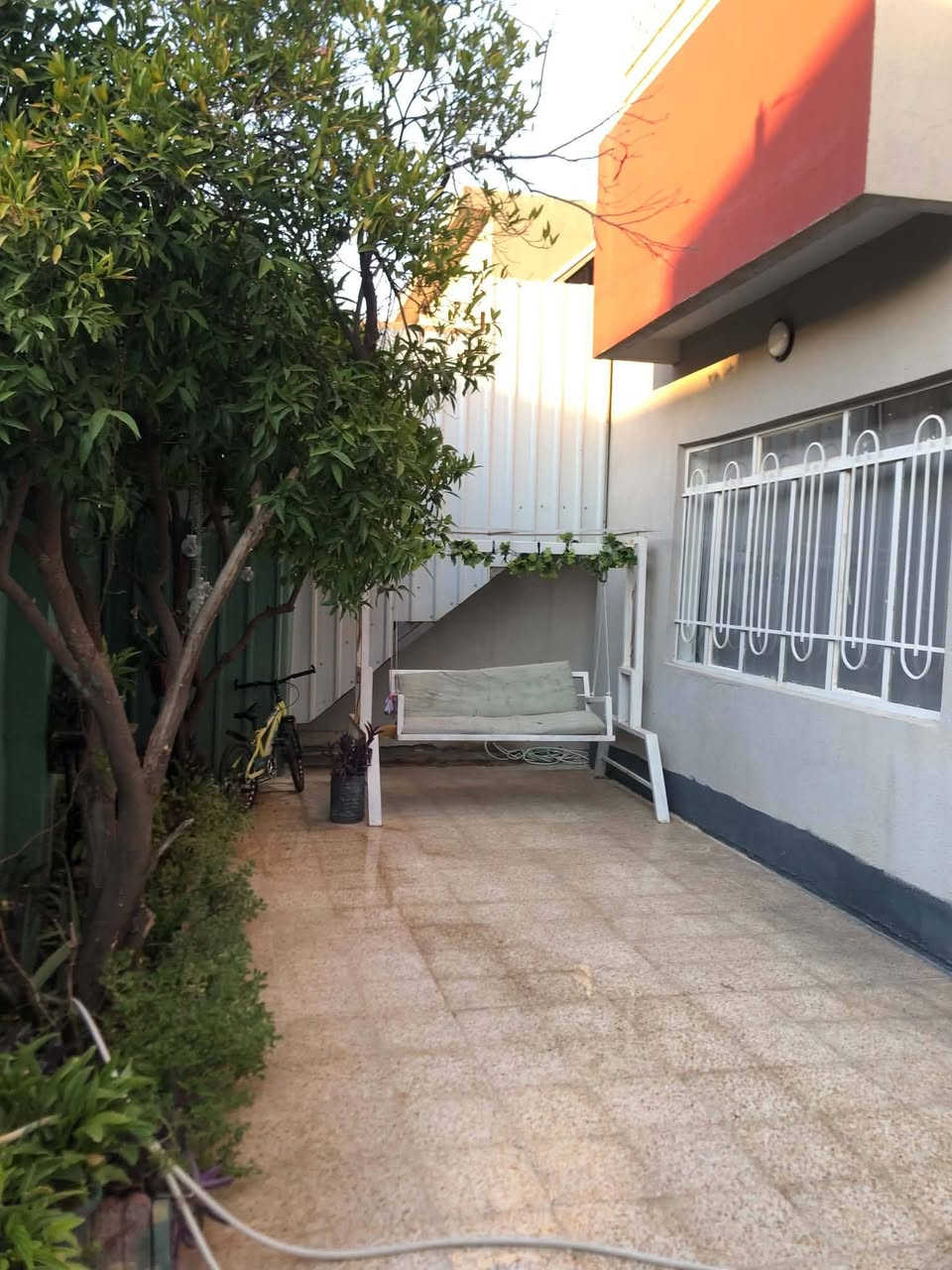 للبيع.للبيع
فرصه استثماريه
دار سكني حي السكر بناء جدا نظيف ماتصرف دينار عليه.

المساحه ٢٢٥ متر
الواجهه ١١ متر
طابقين.الاول غرفتين نوم هول استقبال مطبخ مخزن صحيات 
طابق ثاني.٣غرف نوم هول صحيات.معزول درج خارجي.
كراج وحديقه.
شارع ٨ مترصبه
السعر الاتصال
***********
***********
اوعالخاص
