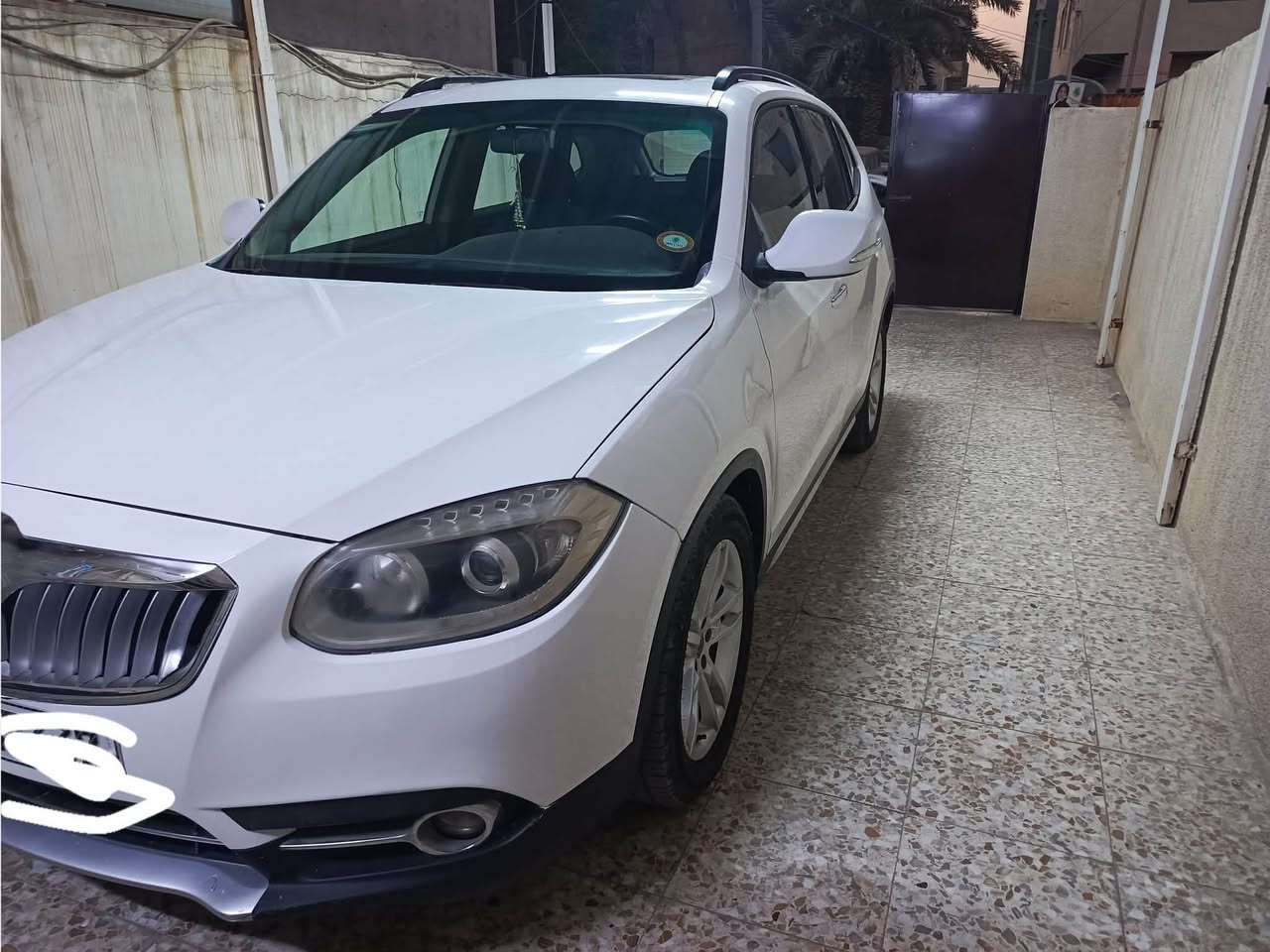 السلام عليكم 
سيارة بريليانس V5  لون ابيضّ موديل ٢٠١٤ استلام شركة العامة بأسمي ماشية ١١٣٠٠٠كم على إيد وحدة من الشركة محرك والكير والتبريد والصدر كفالة على وضع الشركة منظومة زينون  عالي ناصي بروجكتر تحكمات استيرن السبير والعدة مال السبير على وضع الوكالة غير مسخدمة حتى المثلث يجي وياها البلادي سلايد رووف شغال ٣ حركات حساسات اصطفاف خلفية تصعيد جام عند القفل تشغيل وقفل الأبواب بصمة السيارة اسنخدام شخصي  بيها طخة بالباب الخلفي حار  وشويه من الأمامي وصبغتها وصلحتها يم رسول الصباغ ارقى واحد بالكرادة لا شخط ولا تكشير بالصبغ الكشنات مدوشمةً تغليف حتى ماء راديتر وكالة والزيت فالفون من الوكيل الرسمي تبريد وتدفئة على وضع الشركة علما انه الوقود فقط محسن و سوبر قطرة بانزين عادي محاط للسيارة السيارة ناعمه لاطسه ولا اي صوت بالصدر يعني مثل الزيرو نظافة الكشر وبدي السيارة ميه بالميه الإطارات قبل شهرين تخم جديد من الوكيل  كلشي بيها على الشركة السعر 7800$ وقابل للتفاوض عنوان بغداد زيونة للاستفسار الاتصال على الرقم ***********
