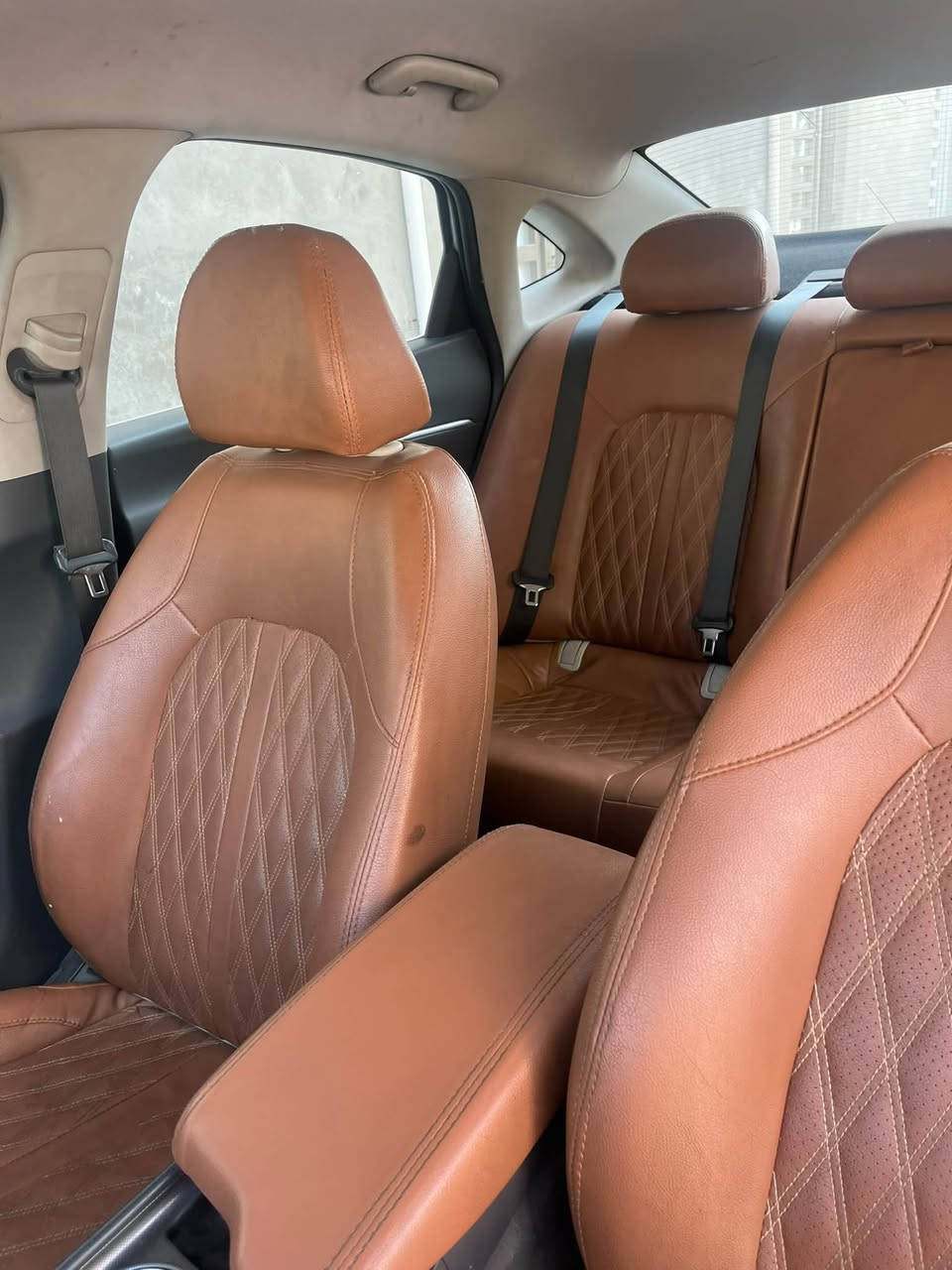 السلام عليكم
سوناتا خليجي ٢٠٢٠
محرك ٢٠٠٠ دوش
ماشية 108 km 
مواصفاتها standard 

گير بيانو ، مقاعد جلد، شاشة كاربلاي حساسات امامي خلفي، لون السيارة شمباني متغير ، بالليل رصاصي بالنهار فضي وذهبي 

السيارة نضيفه اخذتها بيها ضربه كلش خفيفه بالجاملغ مال سائق 
وعندي تضرر البنيد فقط الحافه مال عكس السائق بدون دواخل الضربه خفيفه والسيارة كلش نضيفه .

للأستفسار ( *********** )
