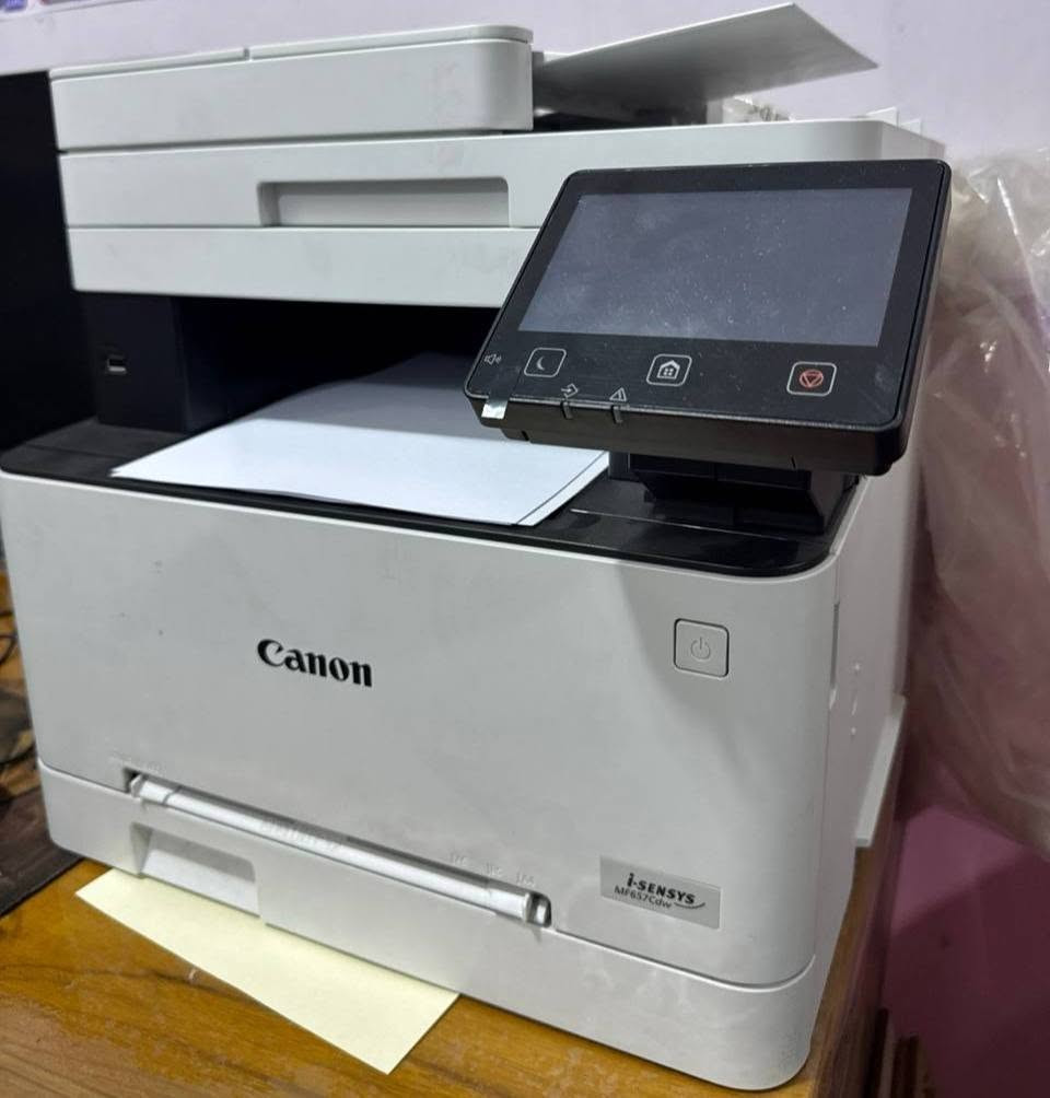 للبيع طابعه بيت استخدام قليل جدا 
Canon i-SENSYS MF657Cdw
 طابعة ليزر ملونة متعددة الوظائف. �
Canon UK +١
أهم مواصفاتها:
🖨️ النوع: ليزر ملون 4 ألوان (CMYK)
📄 الحجم: A4
🔄 الوظائف: طباعة + نسخ + سكانر + فاكس
⚡ سرعة الطباعة: حتى 21 صفحة بالدقيقة
↔️ طباعة وجهين تلقائية (Duplex)
📑 ADF: مغذي تلقائي للوثائق بسعة 50 ورقة
📥 درج الورق: حوالي 250 ورقة
📱 Wi-Fi: موجود، وتدعم الطباعة من الموبايل عبر AirPrint وMopria
🖥️ الشاشة: لمس ملونة 12.7 سم
💻 تعمل مع Windows وMac وLinux
☁️ تدعم الطباعة/السكان إلى خدمات سحابية مثل Google Drive وOneDrive وDropbox. �
Canon UK +١
ملاحظة مهمة: هذه طابعة تونر (حبر بودرة) 

السعر 450 الف 
***********
