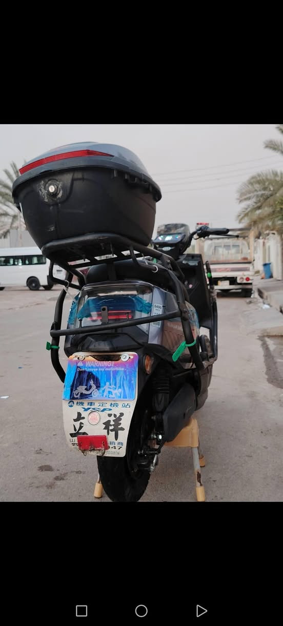 السلام عليكم دراجه شحن نوع ام عيون  مواصفات. 6بطاريات+ بيهه نظام قاطع الدوره تطفي وتغسل الدراجه +3انظمه تشغيل+ 4سرعات+ بيهه عمبار بريك رياضي+بلوتوث تكسي+منفذ تايب سي+تاير كل فتره يتبدل+ستان صفح جديد+صندوك خلفي بيهه+بيهه رقم 7الوان+واقيه مال طين اصليه+ ارضيه تفصال بس دمرت وصار لونهه هيج واكو البلاديه سوده جواهه+الشاحنه مبدله بوحده ام العداد اصليه لان ذيج احتركت من وره الكهرباء. دراجه حلوه وتخبل الدراجه جاهزه من كلشي فقط الدراجه نقصهه ستان خلفي والملف واكف فقط الملف والاستان الخلفي ابيعهه بدون ستان خلفي والملف واكف فقط....  مكاني بغداد الشعب السعر 275 وبيهه مجال حك الجيه.. هاذه الرقم ***********واذا تريد طبلي خاص واتساب موجود
