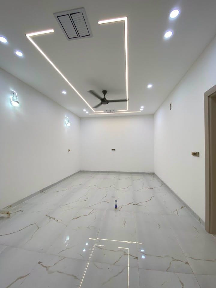 🏡 دار ركن للبيع – حي عدن

📐 المساحة: 150 م²
📏 الواجهة: 10 متر
🏠 طابقين
📜 طابو صرف
🛣️ على شارع 20 متر
📍 حي عدن – خلف مدينة ألعاب سمايلاند
⭐ موقع ركن مميز

✨ مواصفات مميزة:
🏢 واجهة فلين أنيقة
❄️ نظام تبريد مركزي
🏛️ سقف مغربي بتصميم راقٍ

الطابق الأول:
🚗 كراج
🛋️ استقبال
🍳 مطبخ حار وبارد
🛏️ غرفة نوم
🚿 صحيات داخلية وخارجية

الطابق الثاني:
🛏️ 3 غرف نوم
🚿 صحيات

📞 للاستفسار ومعرفة السعر: ***********

🤝 المكتب وسيط بين الطرفين لضمان حقوق البائع والمشتري.
