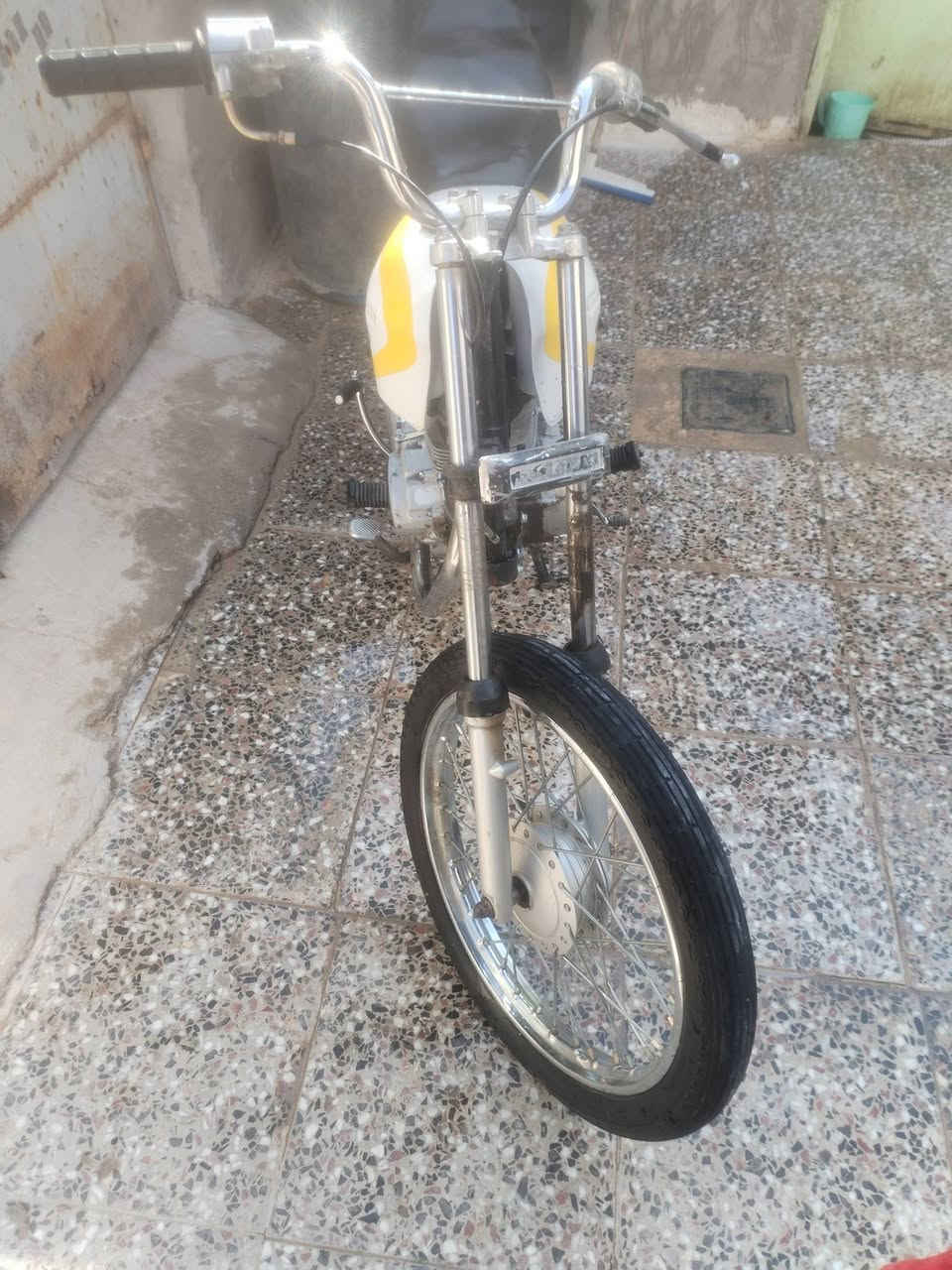 سلام عليكم دراجه للبيع ب٢٥٠ لاتكلي شنهي وشسمه هيه مال شغل وعلي اروح ورجع بيه الشغلي العنوان شارع المطار قرب بانزين خانه قريت الغدير ***********
