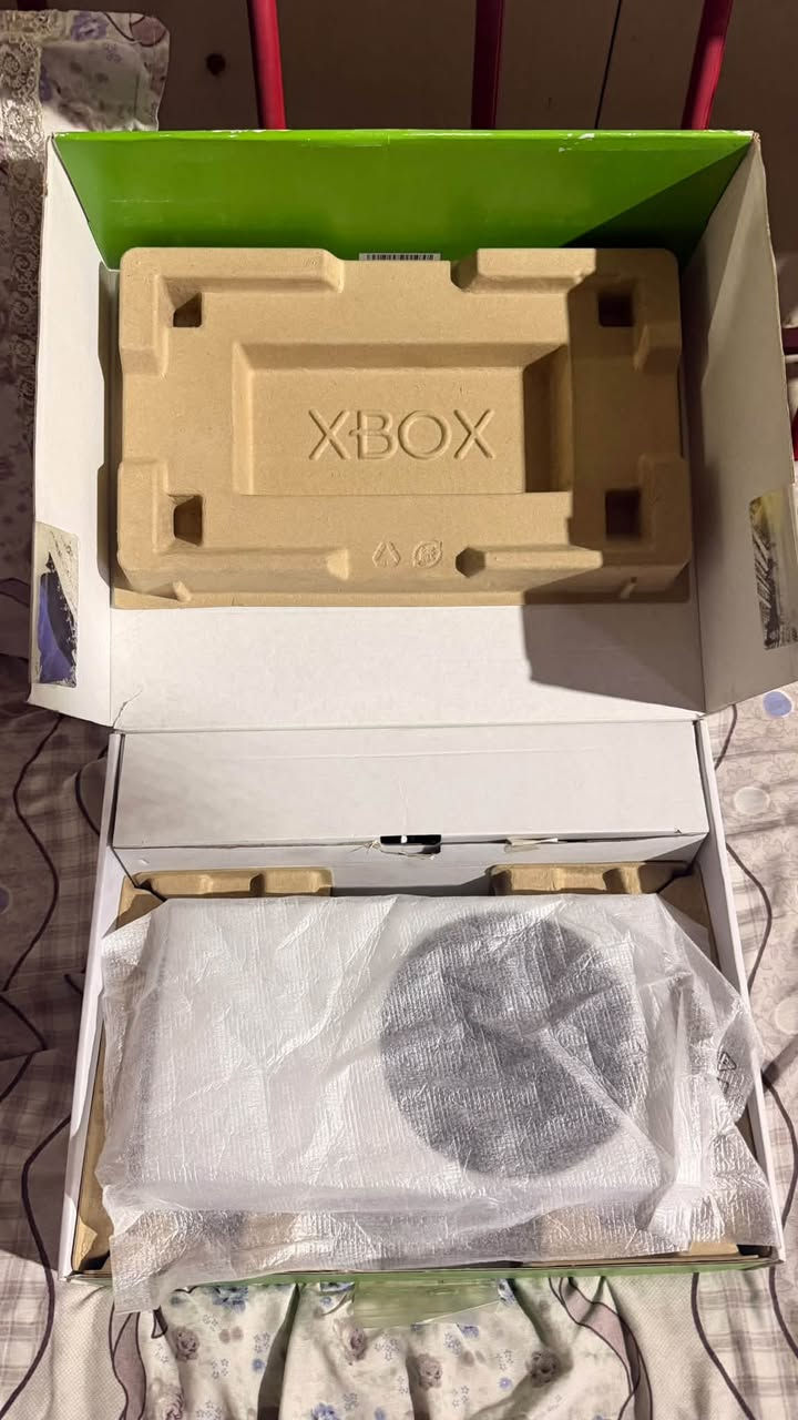 السلام عليكم
Xbox series s 
اصدار 2023
جهاز نظيف جدا و ما مستعمل 
نقص فقط جوستك  الجهاز نظافه ١٠٠٪؜

 مستعمل شهر واحدا فقط ومتروك‼️
السعر ٣٥٠ وبي مجال حك الجيه 
العنوان بغداد البياع 
الرقم ***********
