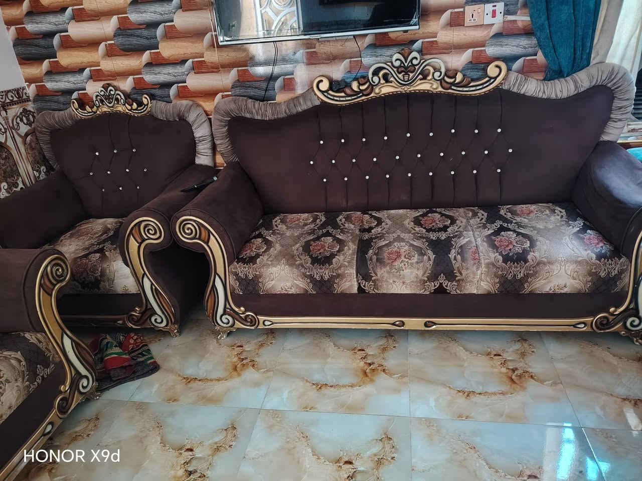 السلام عليكم ورحمة الله وبركاته
يتوفر تخم ملكي نضيف بشكل اخو الجديد ١٠ مقاعد... ٥ قطع
مثل ما واضح بلصوره @إشارة
تفاصيل أكثر خاص *********** بيه وتساب اتصال عنوان واسط

نص مكتوب في الصور:
- HONOR X9d