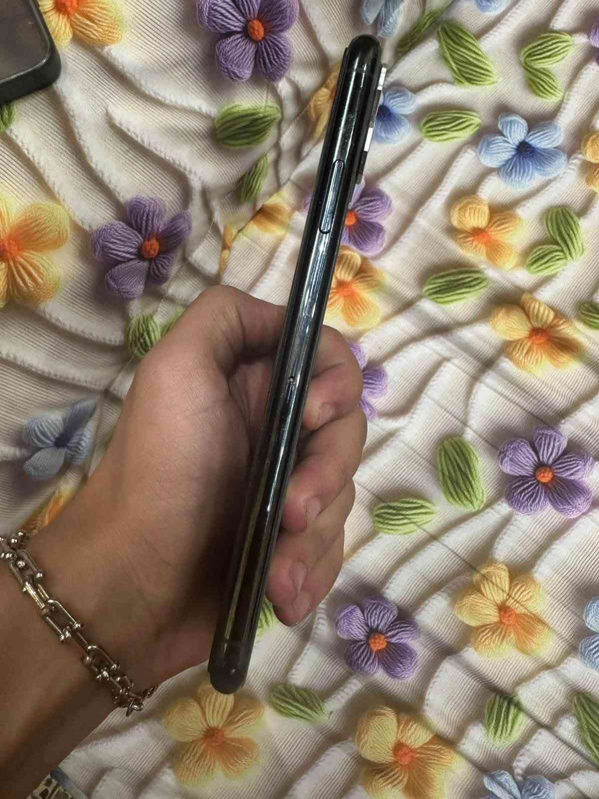 iPhone 11 Pro Max للبيع
الجهاز نظيف جداً، ما بيه كسر أو فطر، الشاشة واللمس والكاميرات كلها شغالة تمام ذاكرته 256g .
البطارية مبدلة.
يجي وياه كفر، شاحن أصلي وكارتونة الجهاز.

السعر 350 ألف قفل، غير قابل للتفاوض.
الرجاء عدم المراسلة إذا مو جاد بالشراء
