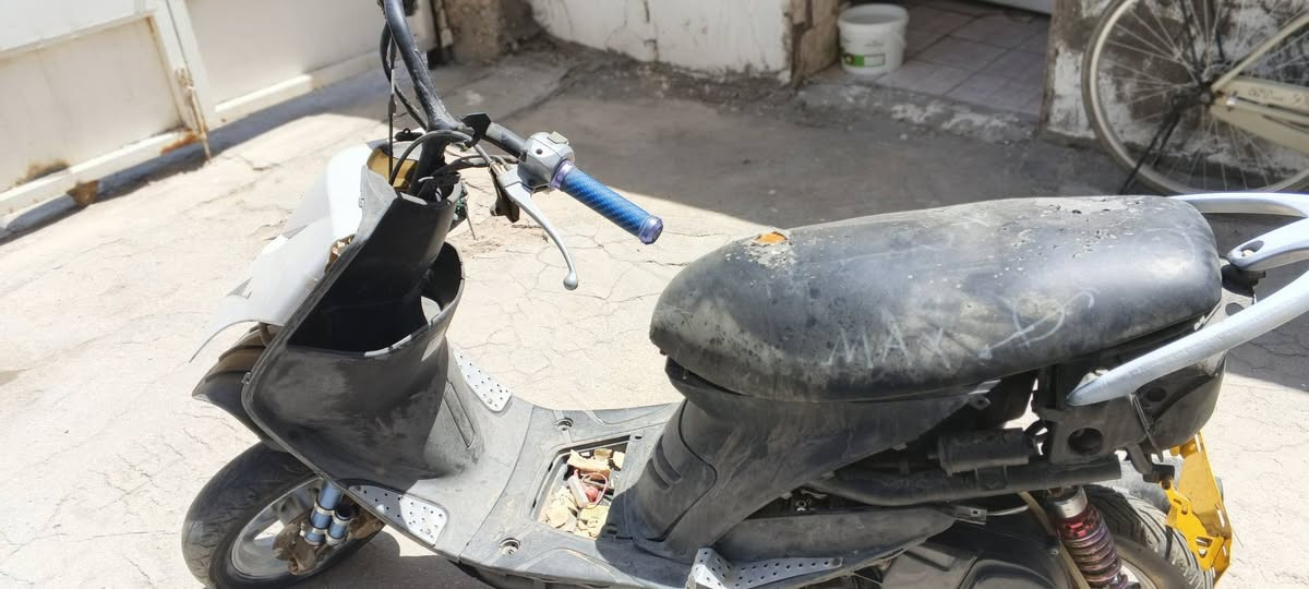 سلام عليكم عندي هاي الدراجه للبيع طافيه صاله 9اشهر متروكه ***********ما اعرف شبيه ابيع كوم حديد السعر 250وبيه مجال هاذه رقمي
