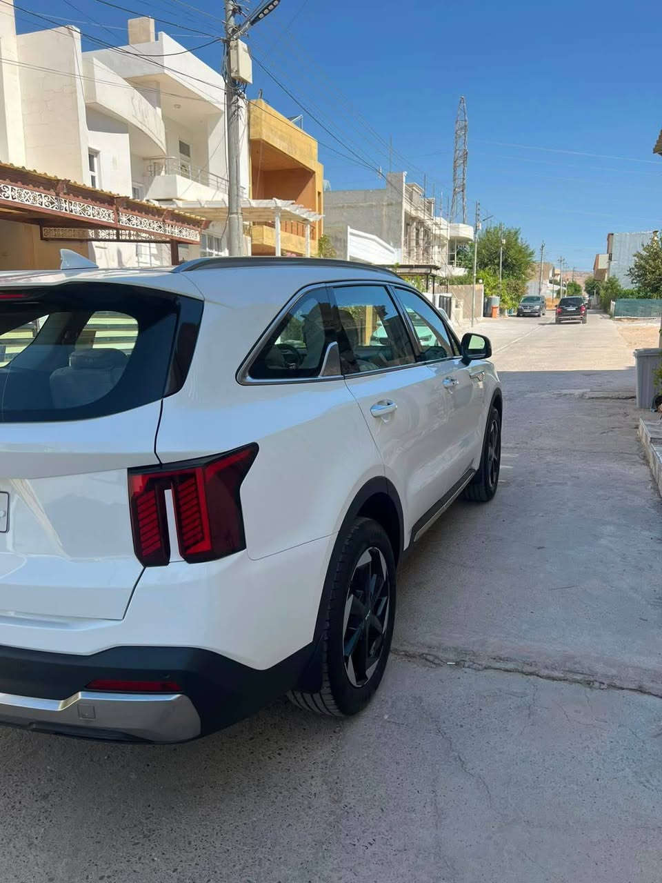 Kia sorento 
سەیارەکە فول مواسەفاتە 
بەسمەیە شاشە گەورەگە پانۆرامایە 
گیر ڤۆلیۆمە لەیت لەدە بریک بەسمە 
ئەوتۆ هۆڵد زۆر مواسەفاتیکە 
سەیارەکە بی دەعمە 
لەسەر ساخە ١٠ پارچە رەشە بێ ئیرباگ بێ دەعم
نرخی ٢٤٧ وەرەقە مەجەلەکی کەمی تێدایە
*********** كويسينجاك, أربيل
