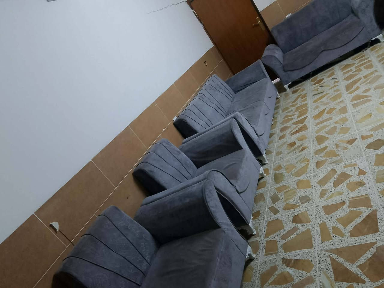 كنبة • ٤ مقاعد • نظيفه