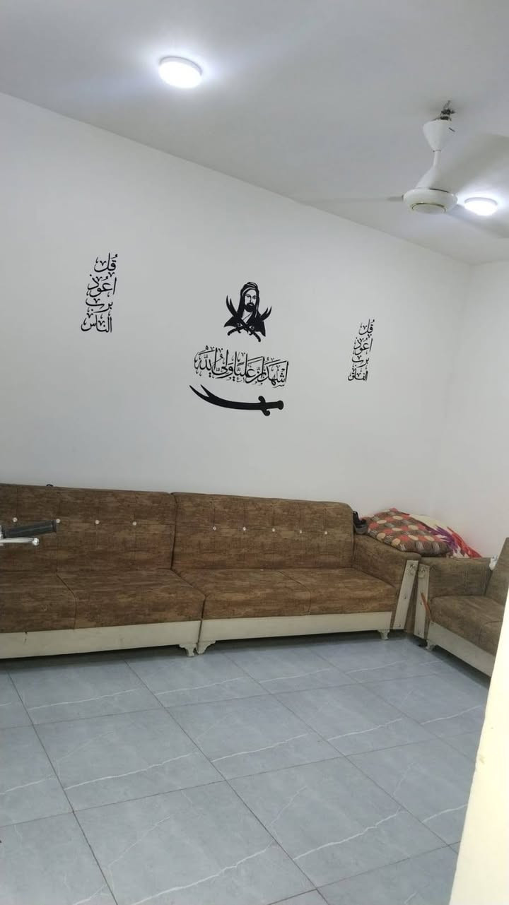 دار للبيع المساحة 100 واجهة بناء جديد برانية وغرفة بيه سويت وصالة ومطبخ وحمام وصحيات والطابق الثاني هيكيل حي العسكري شارع 30 كافة الخدمات تبليط السعر 60 مع مجال قليل اتصال ***********
