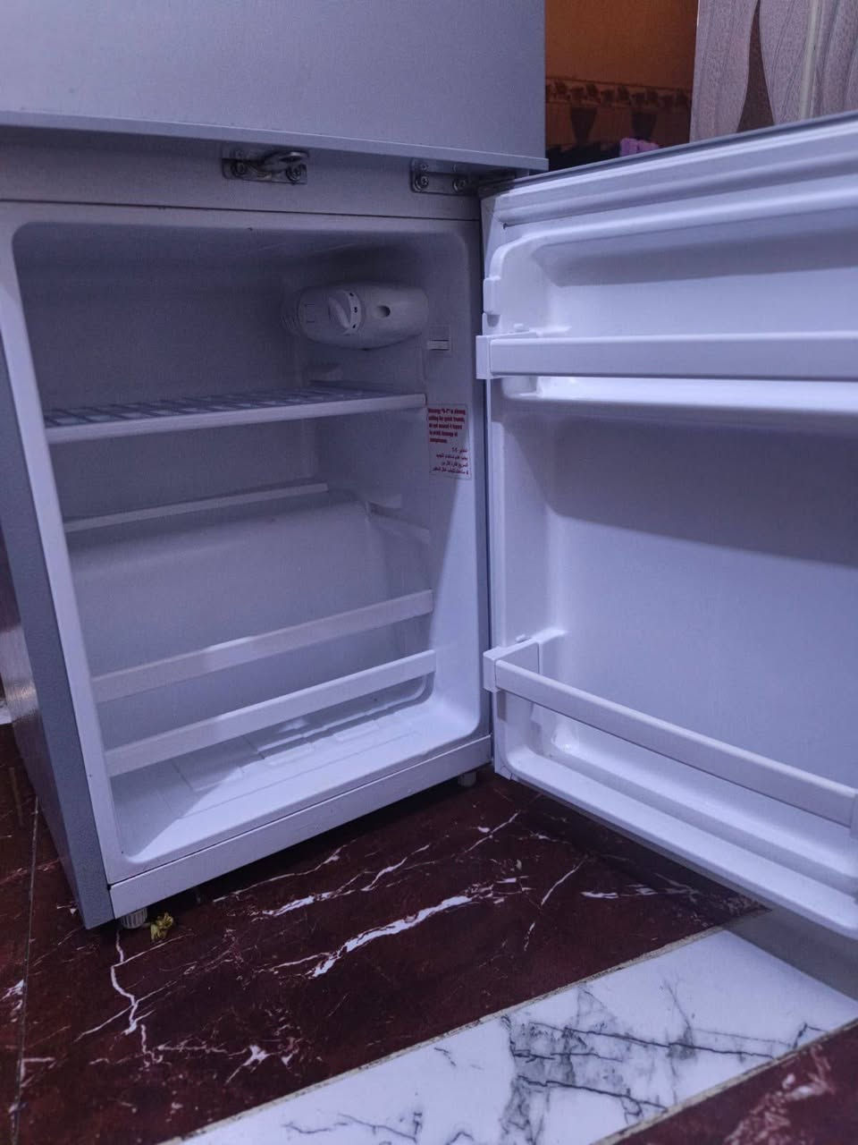 سلام عليكم ثلاجه للبيع كلش نضيفه نضافته 90بل100السعر 200وبيه مجال مكاني البصره وهاذ رقمي ***********+شغاله
