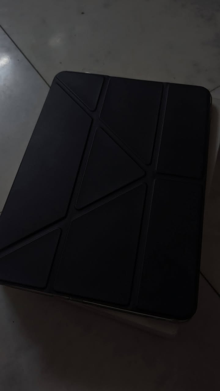 للبيع: تابلت Xiaomi Pad 6S Pro 🔥
📱 المواصفات الأساسية: 

​الشاشة: عملاقة بحجم 12.4 بوصة، بدقة 3K (2032x3048) فائقة الوضوح، مع معدل تحديث 144Hz لتجربة سلسة جداً، وتدعم حماية العين.

​المعالج: كوالكوم Snapdragon 8 Gen 2 الرائد (أداء جبار في الألعاب الثقيلة وتعدد المهام).

​الذاكرة العشوائية (الرام): [اكتب سعة الرام هنا، مثلاً:  16 جيجابايت] (LPDDR5X).

​مساحة التخزين: [ 512 جيجابايت] (UFS 4.0 لسرعة قراءة ونقل بيانات).

​الكاميرات: 

​خلفية مزدوجة بدقة 50 ميجابكسل تدعم تصوير فيديو 4K.

​أمامية بدقة 32 ميجابكسل ممتازة لمكالمات الفيديو والاجتماعات.

ات. 

​البطارية والشحن: بطارية ضخمة بسعة 10,000 مللي أمبير، تدعم الشحن الخارق بسرعة 120 واط (يشحن من 0 إلى 100% في 35 دقيقة فقط!).

​الصوتيات: 6 سماعات ستيريو محيطية تدعم Dolby Atmos لتجربة صوتية سينمائية.

​التصميم: هيكل معدني بالكامل، أنيق ونحيف، ووزن حوالي 590 جرام.

​✨ مميزات إضافية: 

​بصمة إصبع مدمجة في زر الطاقة سريعة الاستجابة.

​يدعم Wi-Fi 7 وبلوتوث 5.3.

​مثالي للمونتاج، الرسم، الألعاب (يدعم 120 فريم في ببجي )، والدراسة.

​📌 تفاصيل الجهاز: 

​حالة الجهاز: [ / مستعمل نظيف جداً فقط للدراسة...]

​الملحقات: [: الكرتون، الشاحن الأصلي 120 واط، الكابل، قلم مع 3 كفر مرتبات ].

​مدة الاستخدام: [اقل السنة للدراسة و خلصت دراستي ...]

​💰 السعر المطلوب: [575 الف ] (بي مجال للشراي حك الجية)
مو شراي لا يتعبني رجاءً
📍 الموقع: [بغداد الدورة] و لا يوجد توصيل 

​للتواصل والاستفسار، يرجى مراسلتي على الخاص أو الاتصال على الرقم: [***********]
