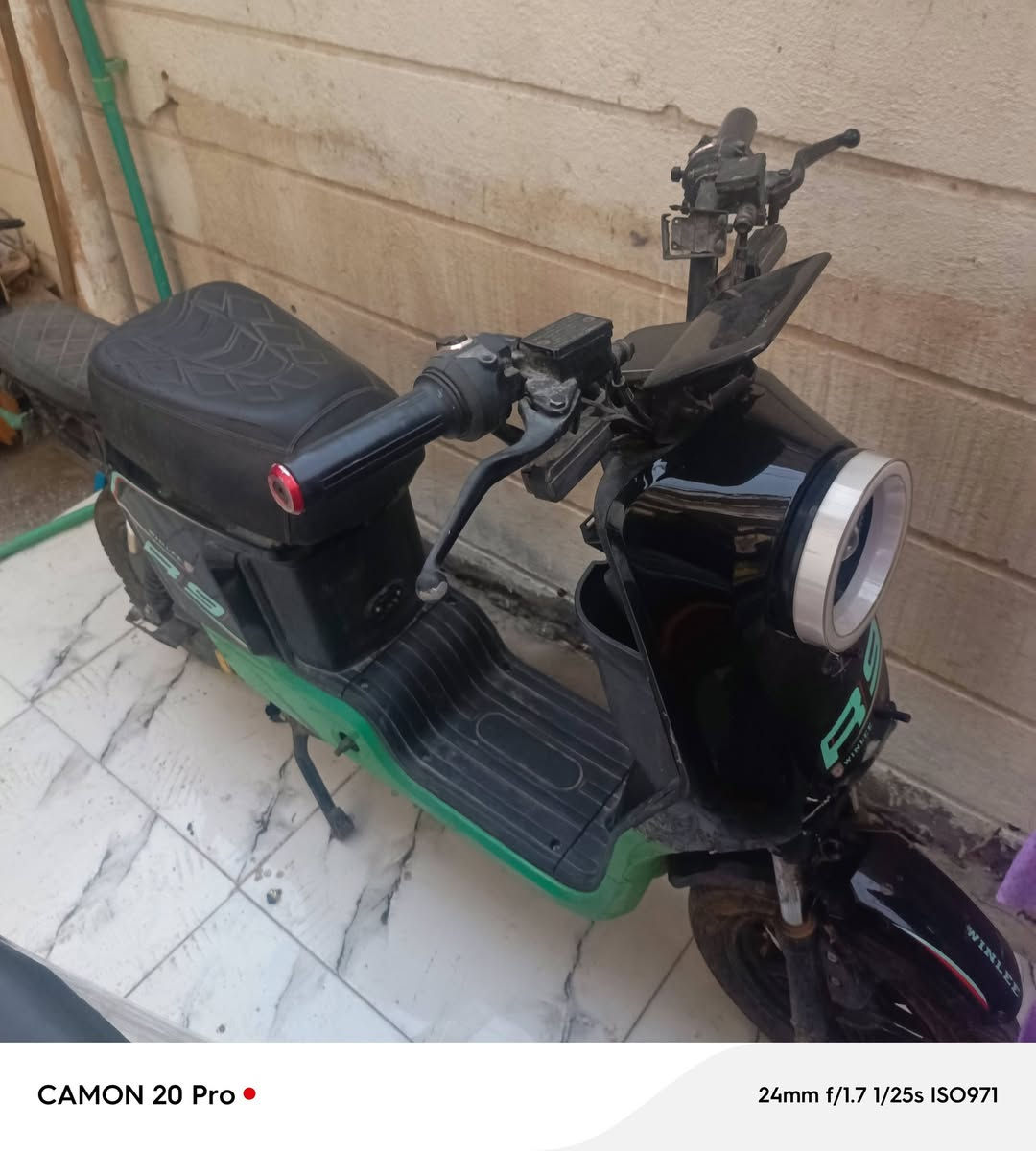 دراجة نظيفة R9رخيصه نقصهه بطاريات بس شرط الفحص كلهه شغاله والكفر الامامي بي كسر زغير سعرهه 150وبي مجال وهذا رقمي ***********
