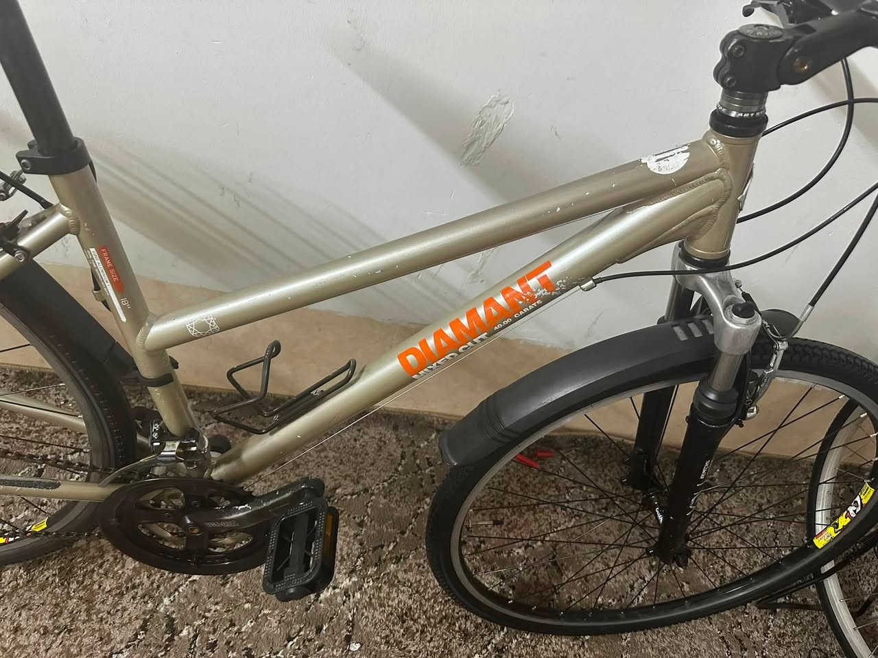 🚴‍♂️ للبيع – مارکة دایموند
🔹 أوروبية
🔹 لم تُستخدم داخل العراق
🔹 الحجم: C700 / 28
🔹 فافون أمامي مزدوج
🔹 الغيارات: 3×8
🔹 قفل مزدوج
🔹 قياس الإطار: Medium (M)
💰 السعر: 190 ألف ومجال 

📍 المكان: أربيل
📞 ***********
