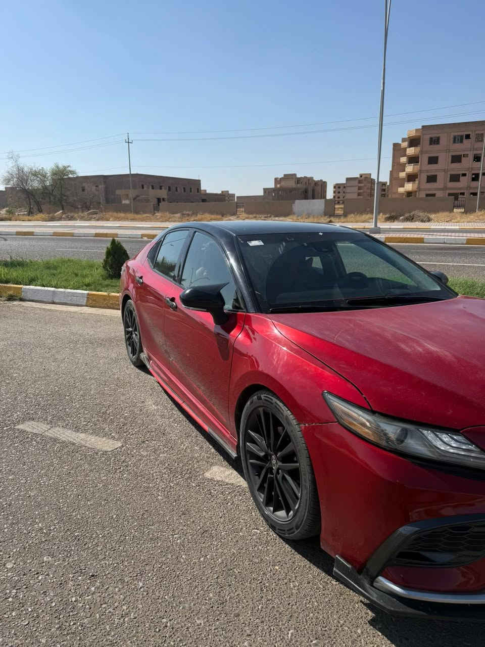 السلام عليكم 
 كامري XSE Hybrid 2023 وارد امريكي
 المواصفات 
المحرك: 2.5 4 سلندر هايبرد.
القوة الإجمالية: 208 حصان.
الكير: CVT إلكتروني.
الدفع: أمامي FWD، وليس AWD. 
تدفئة  في المقاعد الامامية 
الصرفية الرسمية: 44 MPG داخل المدينة و47 على الطريق، و46 MPG معدل؛ يعني تقريبًا 5.1 لتر/100 كم. 

سعة التانكي: 13.2 غالون ≈ 50 لتر.
الجنوط: 19 إنش رياضية.
المقاعد: 5 أشخاص 
البطارية: ليثيوم-أيون، ونظام الهايبرد 259 فولت. 
تويوتا
والـ XSE Hybrid تحديدًا بيها تعليق رياضي وتصميم خارجي رياضي وشبك أمامي أسود ولمسات XSE. 
السعر 160$ بيها مجال بسيط 
للأستفسار
*********** اسيا  /  *********** زين
