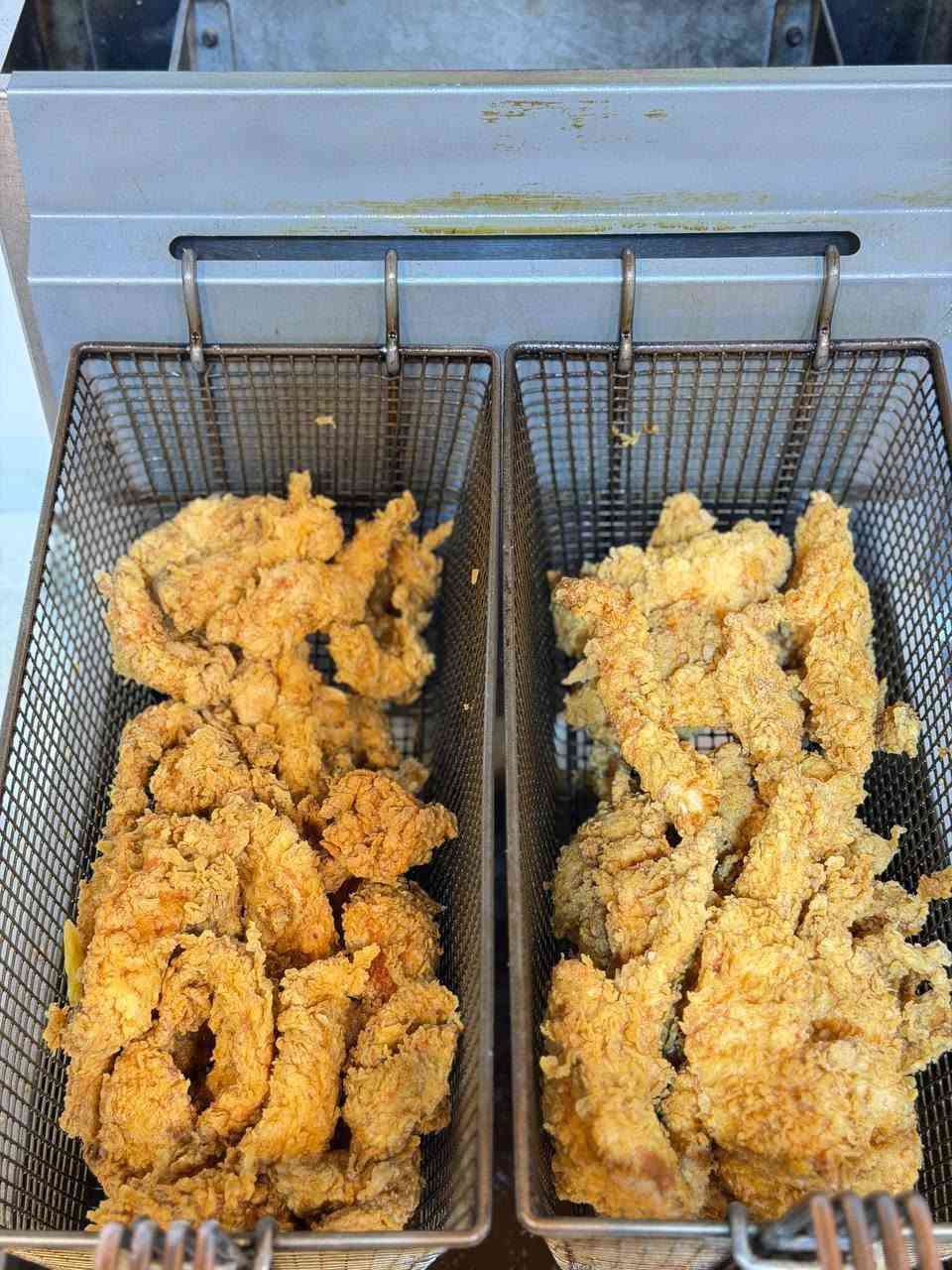 تصلك الأكلة حارة وشهية من مطعم كفوش! 🍕🍗
إليك صيغ لإعلانات جاهزة يمكنك استخدامها للنشر:
​الخيار الأول (سريع ومباشر):
​الطعم والنظافة تحكي عن نفسها! 🔥✨
من مطعم كفوش.. أطيب بيتزا، وستريبس مقرمش، وأطباق مميزة محضرة بكل نظافة وإتقان.
  
​🚗 خدمة التوصيل السريعة متوفرة:
📞 ***********
اطلب الآن وتوصلك لحد باب بيتك!

