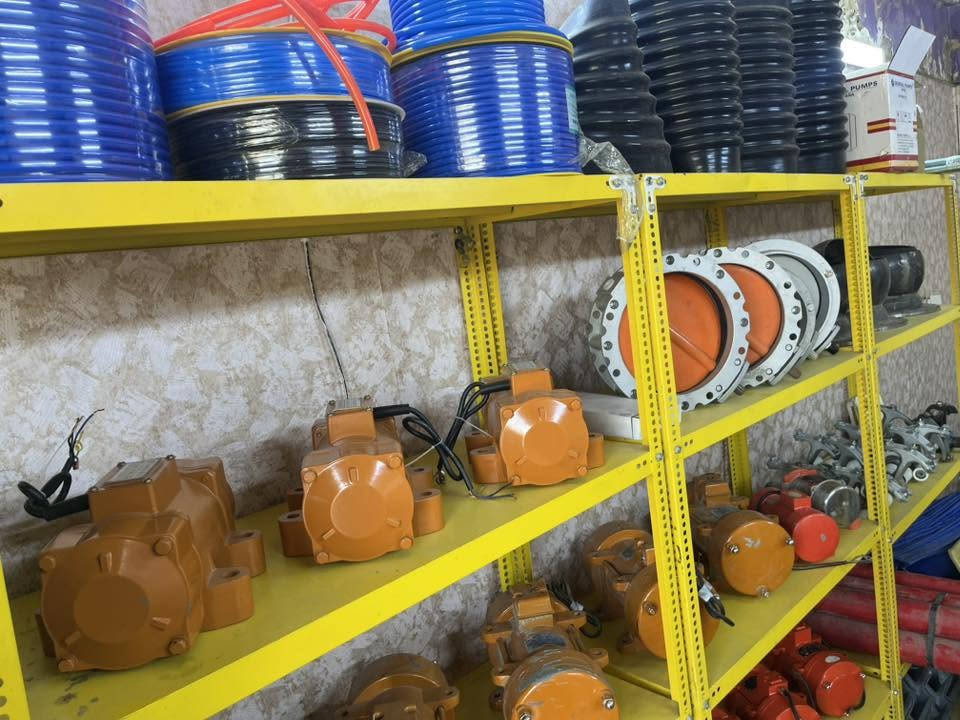 � شركة المستقبل للتجاره العامه 🔹
للـاستيراد والتجهيز المباشر لجميع الأدوات الاحتياطية لمعامل:
🏗️ الكونكريت (الجاف والرطب)
🛣️ الأسفلت
🧱 البلوك
⚙️ الكسارات

📦 المتوفر لدينا:
1️⃣ قوايش ناقل المواد
2️⃣ كيربوكسات براين
3️⃣ كيربوكس قوايش
4️⃣ بوايات سمنت بجميع القياسات
5️⃣ هزازات مواد بجميع الموديلات
6️⃣ براينات الإسمنت كافة الأنواع
7️⃣ جكات الهواء ومستلزماتها
8️⃣ رولات القياس بجميع الأحجام
9️⃣ فلاتر سايلو الإسمنت
🔟 خلايا الوزن الكورية الأصلية
1️⃣1️⃣ شاشات المواد
1️⃣2️⃣ عدادات الماء (ميكانيكي وإلكتروني)

🛡️ جميع الأدوات بضمان حقيقي لمدة 3 سنوات
🚚 خدمة توصيل إلى جميع محافظات العراق

📍 موقعنا: بغداد – باب الشيخ مقابل المركز
📞 *********** -*********** 
او على واتساب 
***********-***********
