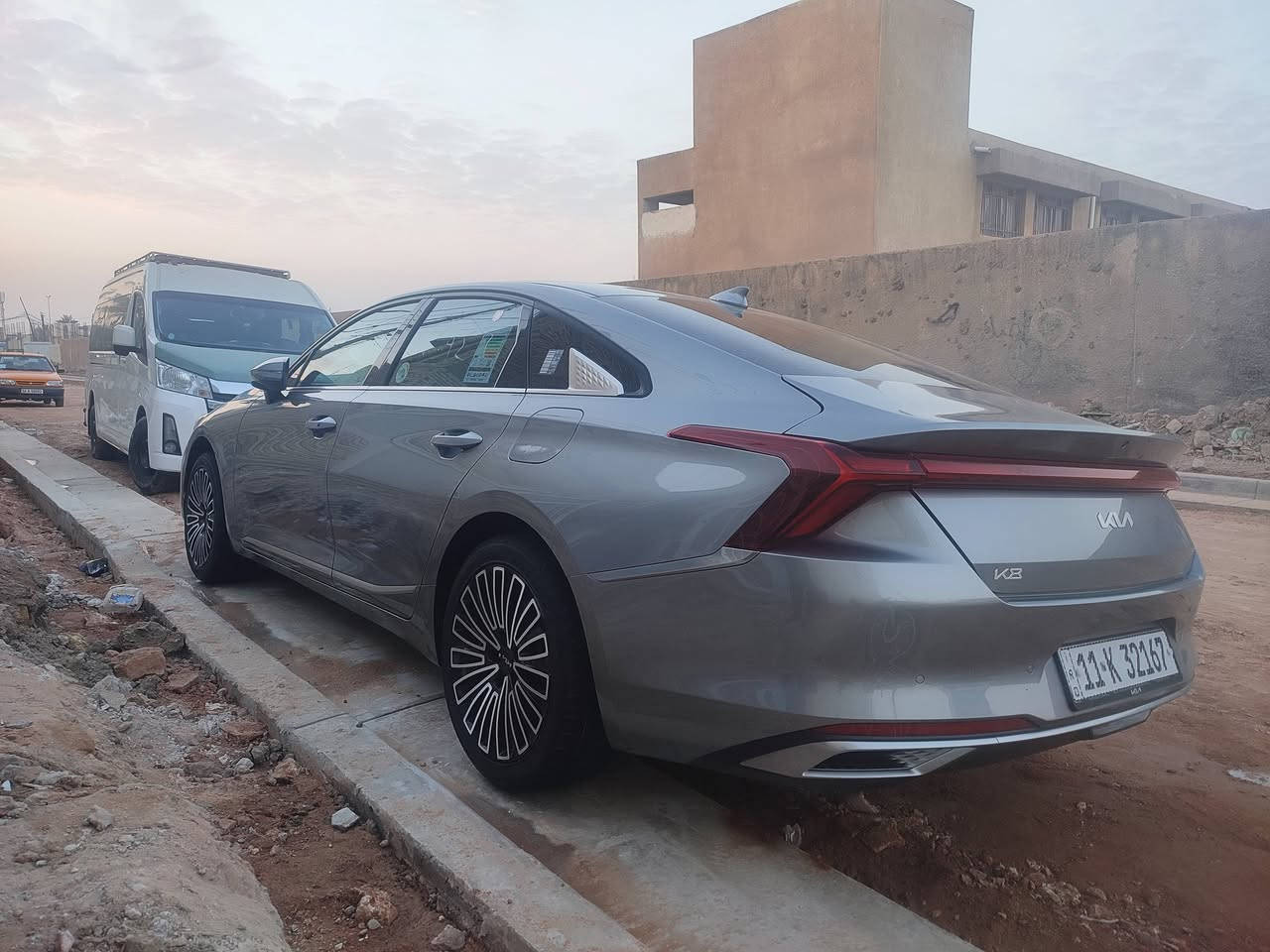 ***********
سلام عليكم k8 2023حره 
السياره فول برده خلفيه كهربائيه 
رادار امامي خلفي 
السياره بيها قطعتين اكلير بنيد وجوملغ جهه السايق بدون دواخل  السياره جديده بمعنه الكلمه تخم تاير تحكم مسجل خلفي 
السياره ماشيه 36
السعر 200$وبيها مجال

