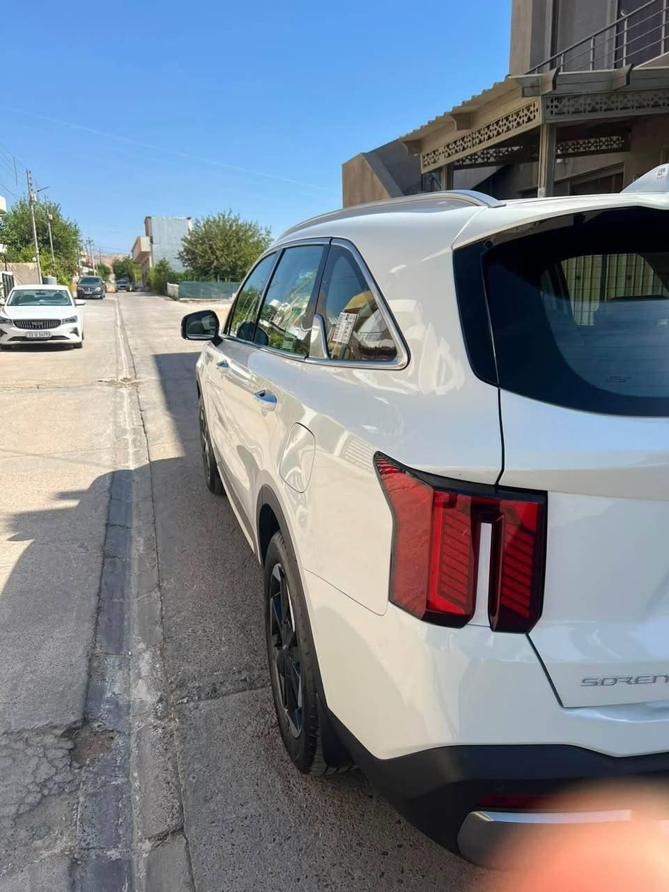 Kia sorento 
سەیارەکە فول مواسەفاتە 
بەسمەیە شاشە گەورەگە پانۆرامایە 
گیر ڤۆلیۆمە لەیت لەدە بریک بەسمە 
ئەوتۆ هۆڵد زۆر مواسەفاتیکە 
سەیارەکە بی دەعمە 
لەسەر ساخە ١٠ پارچە رەشە بێ ئیرباگ بێ دەعم
نرخی ٢٤٧ وەرەقە مەجەلەکی کەمی تێدایە
*********** كويسينجاك, أربيل
