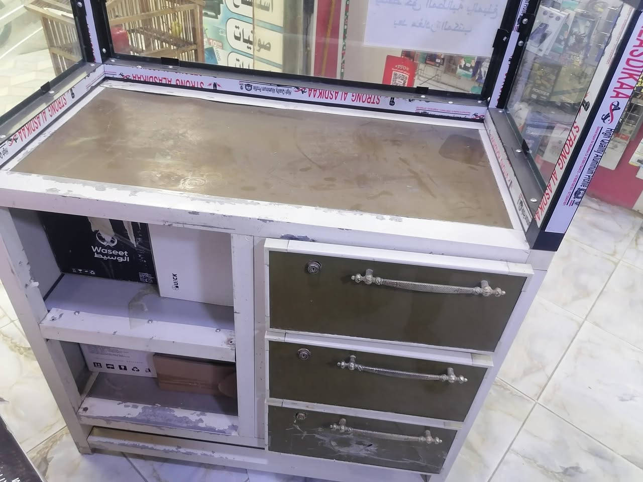 ميز المنيوم • كاونتر • للبيع