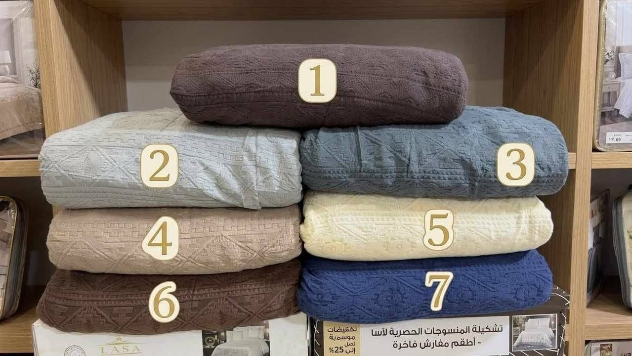 تلببسه تخم نضام 5قطع 
تكفي10مقاعد 
للحجز مراسلتنا

نص مكتوب في الصور:
- 1 2 3 4 5 6 7 تشكيلة المنسوجات الحصرية لآسا - أطقم مفارش فاخرة تخفيضات موسمية تصل إلى 25% LASA
- تم التوليد بواسطة NEXT AI