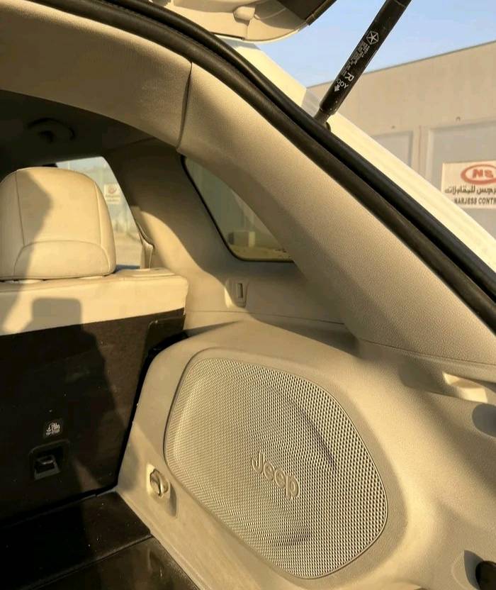 جيب شيروكي 2020 
محرك 4 سلندر 2400 
مواصفات لمتد
تحكمات ستيرن 
شاشة كبيرة
كشنات جلد ابيض 
تدفئة كشنات
تدفئة ستيرن
حساسات خلفية
صندوق كهرباء 
كامرة دواره
رادار جانبي
تقرير غرق تعمل وتسير 
بدون حادث بدون تبديل بدون صبغ
رقم بصرة الجديد بأسمي تحويل ثاني يوم
سنوية لغاية 2030
شكد ماشي العداد بالضبط؟ وهل الصيانة الدورية للمكينة والقير منتظمة وبيها أي ملاحظات؟: 
126000 كيلو متر
السيارة 4x4 لو دفع أمامي؟ وشنو نوع الفئة/الاستمارة بالضبط إذا أكو تفاصيل إضافية غير لمتد؟: 
تو ويل دفع امامي
وين موقع السيارة حالياً بأي محافظة/منطقة؟ وممكن تنفحص بأي وقت لو لازم موعد؟: 
بصرة
السعر شكد نهائي لو بيه مجال للمراوس؟ وهل تريدها بيع مباشر لو تبديل ماكو؟: 
140 ورقه بي مجال 