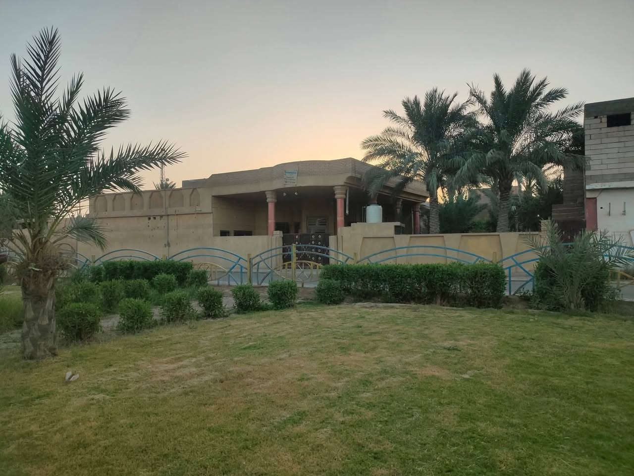 السلام عليكم
عقار للبيع/  طابو صرف موقع مميز 

مع أربعة محلات وشقه ركن مقبل المتنزه 

الموقع /مقابل أعداديه الزببديه للبنات

 البناء مسلح جاهز للسكن  المساحه 465 م

 للتواصل والاستفسار 

***********

***********
