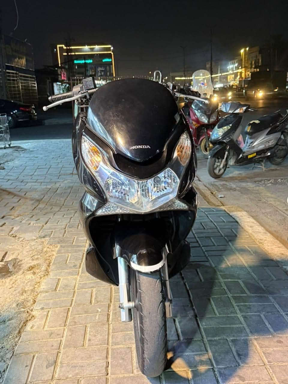 السلام عليكم pcx  للبيع
الدراجه مكفوله كفاله عامه من كلشي 

دراجه مزاد جيل اول 2025 ياباني 

ممشاهه 28000 

دراجه بلاديه  مثل ما موضح بل صوره 

للستفسار ‭***********‬
