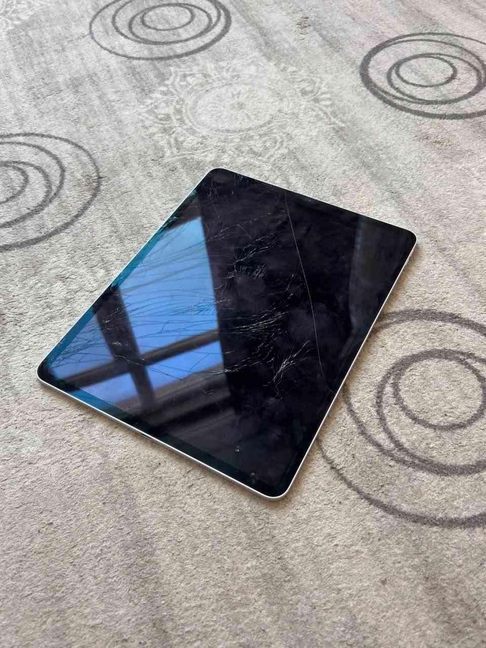 سلام عليكم عندي iPad pro 12.9 (3rd generation) 2018
الجهاز يشتغل طبيعي بس الزجاج الشاشه مكسور بس شاشه داخلي ما مكسور يشتغل المس حتى بأستخدام القلم يشتغل الجهاز نظيف بطاريه جيدة الجهاز اني جايبه من امريكا 
السعر:250 الف (بي مجال)
مكاني: دهوك
الرقم: ***********
￼
