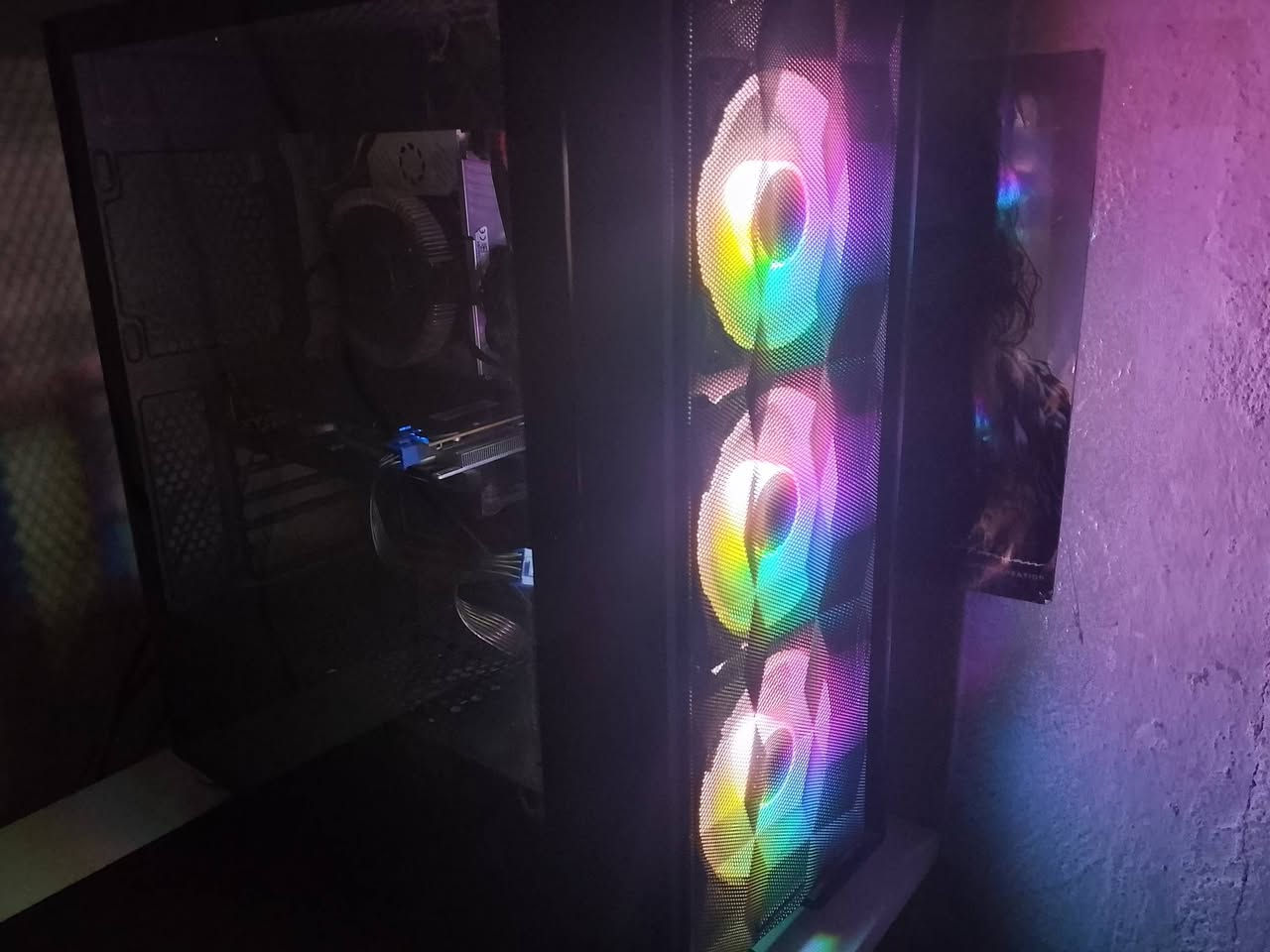 السلام عليكم تجميعه مرتبه ونضيفه وتشغل العاب باداء حلو
معالج: Xeon E5-2666 v3
بورد : X99-D4
رام : 16gb ddr4
كارت شاشة RX580 8GB
هارد HDD 1 تيرة 
هارد ssd 128 
باور سبلاي 700W atx the rocket 

تجميعه نضيفه حيل تجي وتشوفها وتدلل تاخذها بس اكو مشكله هي شغاله كامله طبيعي بس الكرت مرات يصير صوت المراوح عالي ومرات لا مع العلم حراره مو عاليه ف ابيع ويا كرت ب ٣٥٠ الف او بدون كرت ب ٣٠٠ الف واذا تريدون شاشه و يو بي اس وياه انزل حيل من السعر

 مكاني بغداد الدوره حي المعلمين 
7748406454
