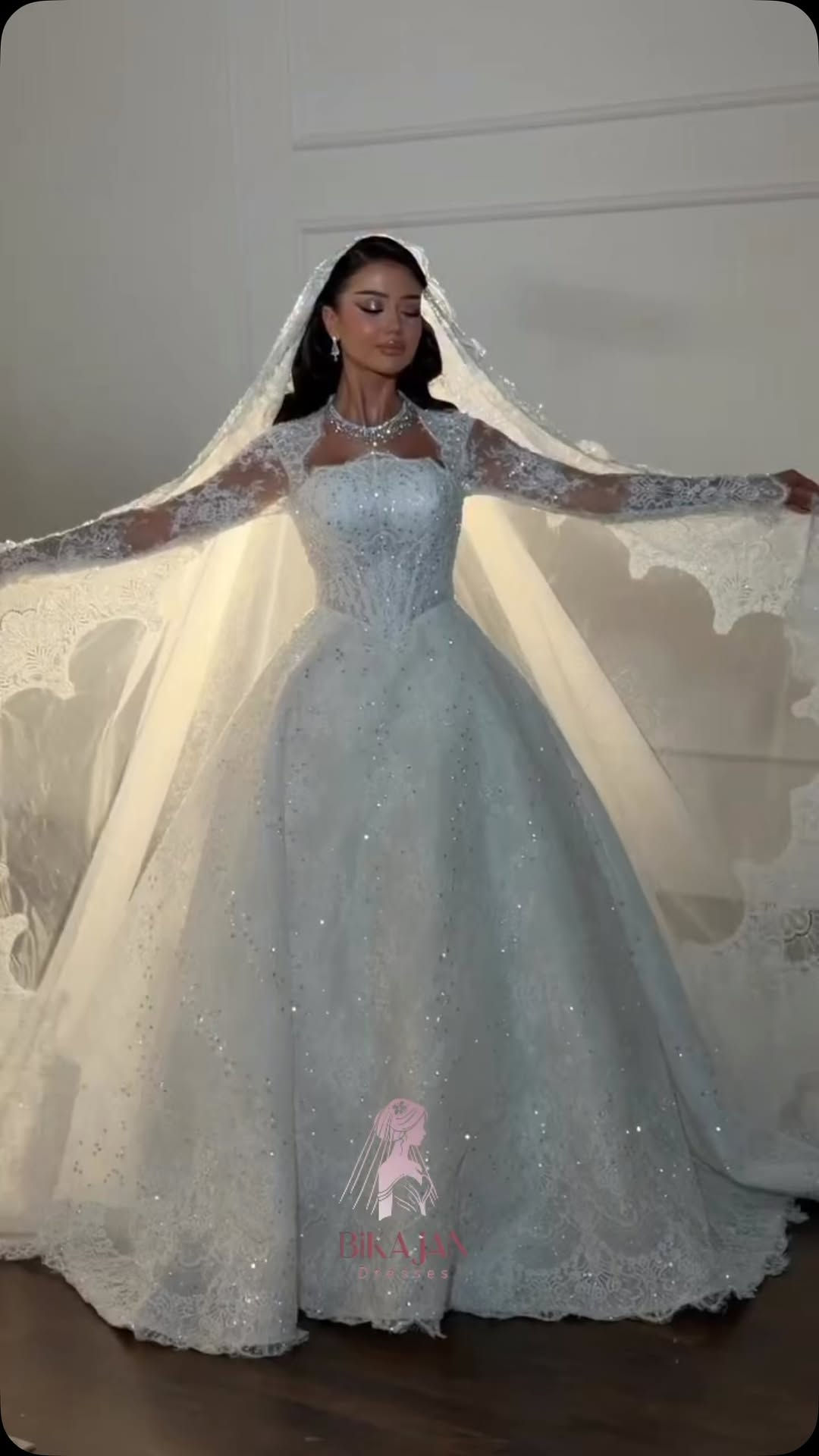 

نص مكتوب في الصور:
- BiK A JAN Dresses
