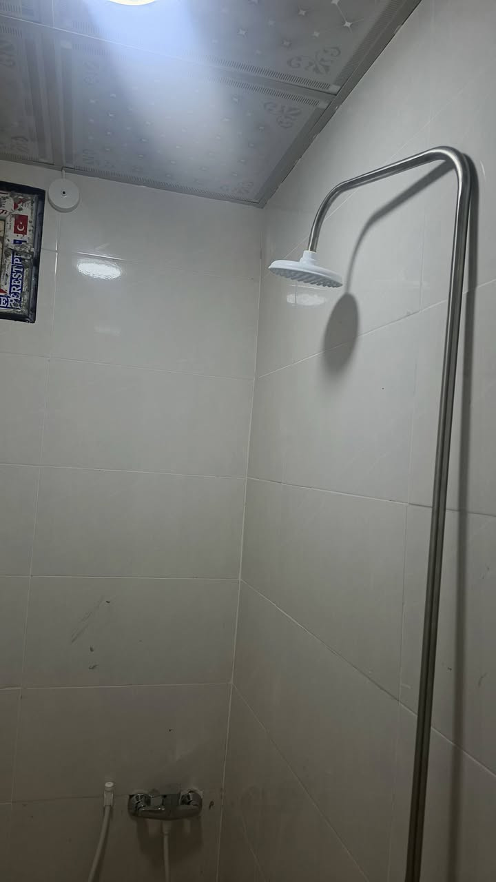 سلام عليكم  65 متر للبيع اساس طابوك بناء بلوك سقف صب كونكريت يحتوي على غرف نوم او صاله وستقبال ارضيه بورسلين سقوف جبس اناره كامله شارع المطار جديد بشارع علكم بشارع حاتم الخير العنوان نجف سعر 25 او بي مجال  ***********
