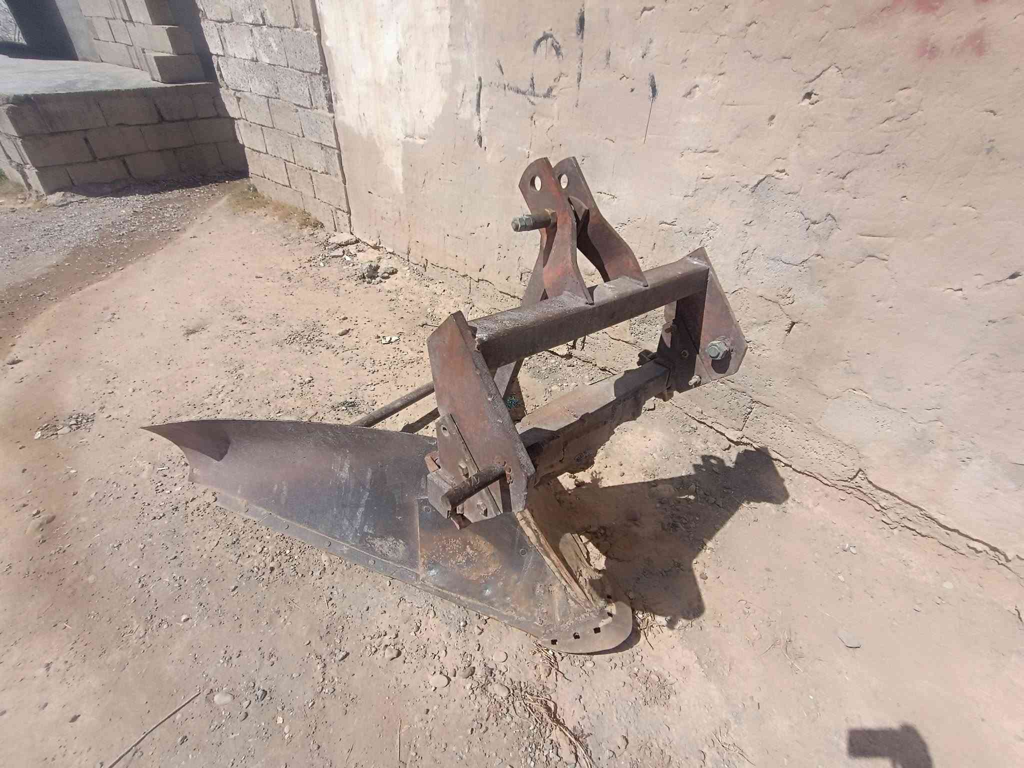 السلام عليكم
عنتر للبيع موديل 84 كتاب شركه مع المعدات. 

هاتف: ***********
