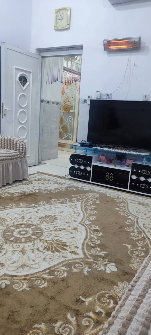السلام عليكم
بيت طابو صرف للبيع مساحة ١٠٠م مربع ركن بحي الصدر قرب جامع 🕌  الرحمن
ط١ غرفة وصالة ومطبخ وبراني وصحيات داخليه وخارجيه 
ط٢  ثلاثة اغرف وصالة سنه البناء ٢٠٢٥ جدآ جدآ نظيف البيت 
السعر  155 مليون قابل للتفاوض 
الاستفسار إتصال ع الرقم  ***********
