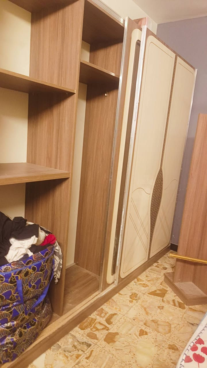 السلام عليكم غرفة تركية ٩ قطع نوعية الخشب الثقيل مستعملة للبيع سعرها ٦٥٠ وبيها مجال مكاني بغداد حي الجهاد ***********
