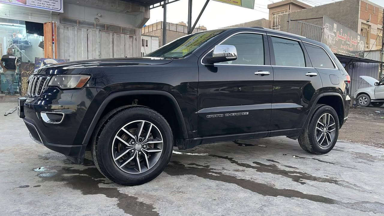 سلام عليكم جيب المت شيروكي 2018فول مواصفات ما عدا الفتحه حادث امريكا مصلح اخو الجديد سعرهه 200وبيهه مجال بسمي ***********
