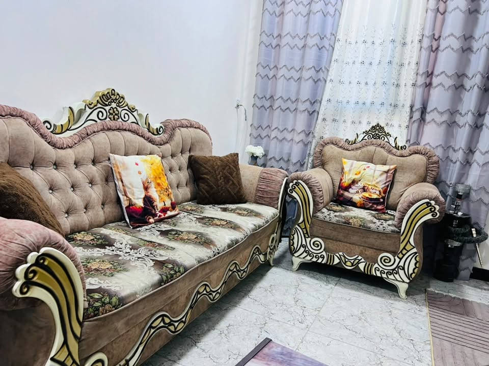 عندي هذا التخم عارضته للبيع ملكي اخو الجديد مبي اي خدش او كسر او سفنجه نازله ومثل مدتشوفون عرضته لان مكاني صغير ميكفي هو 10مقاعد

مكاني حي العامل الي يريد واتساب او يتصل ع هذا الرقم ***********
