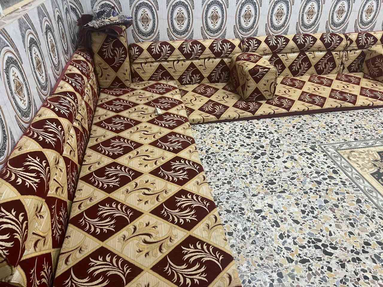 جلسه مضيف نضيفه 
مثل ماموضح بالصوره 
14 متر 
وجه واحد 
وياها 7 مخاد 
بالجهتين تخلي 3 ب3 والنص 1 

مكان كربلاء الامن الداخلي 
 رقم هاتف ***********
